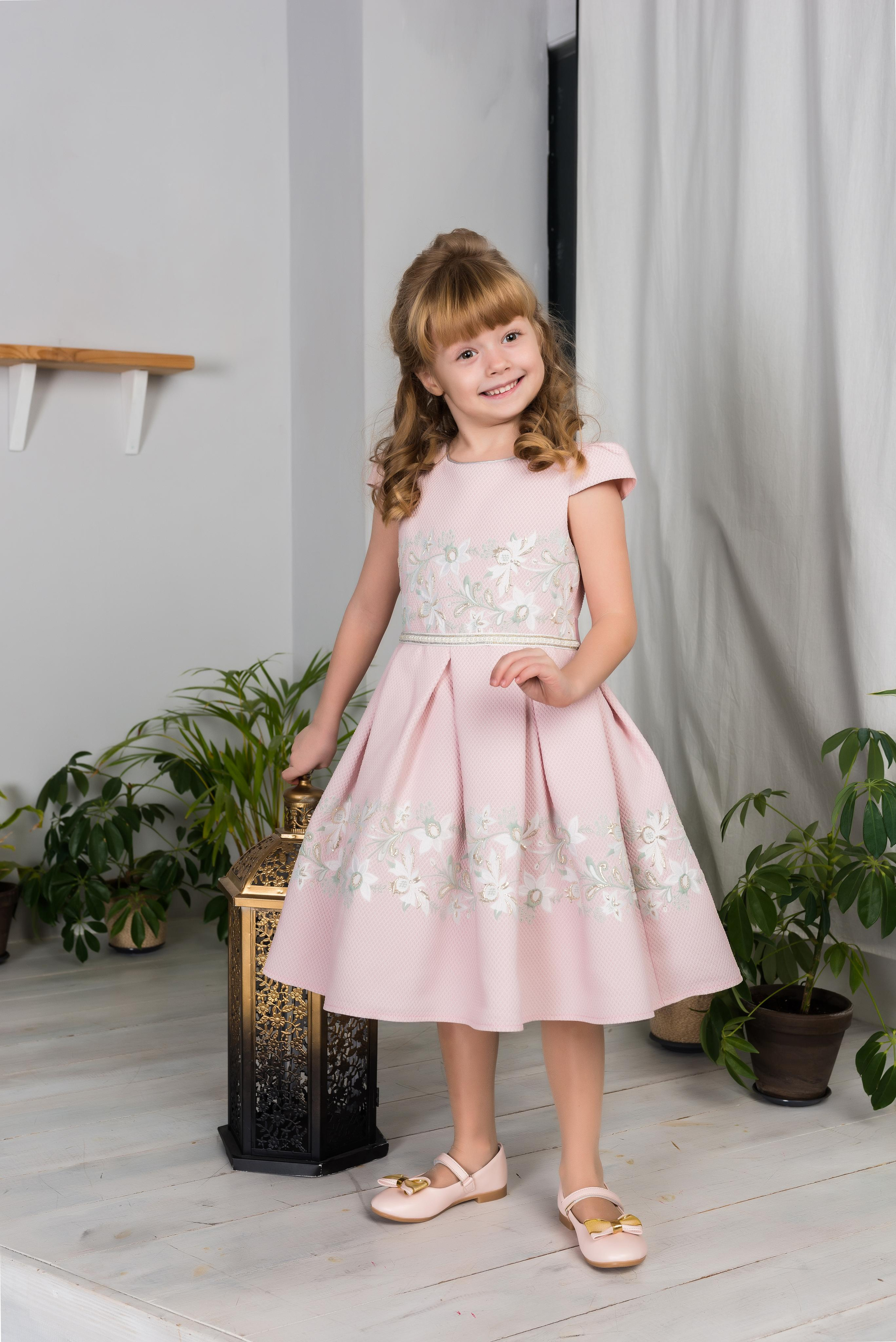 Студийный, праздничный портрет двух семей. Фотограф Платон Македонский