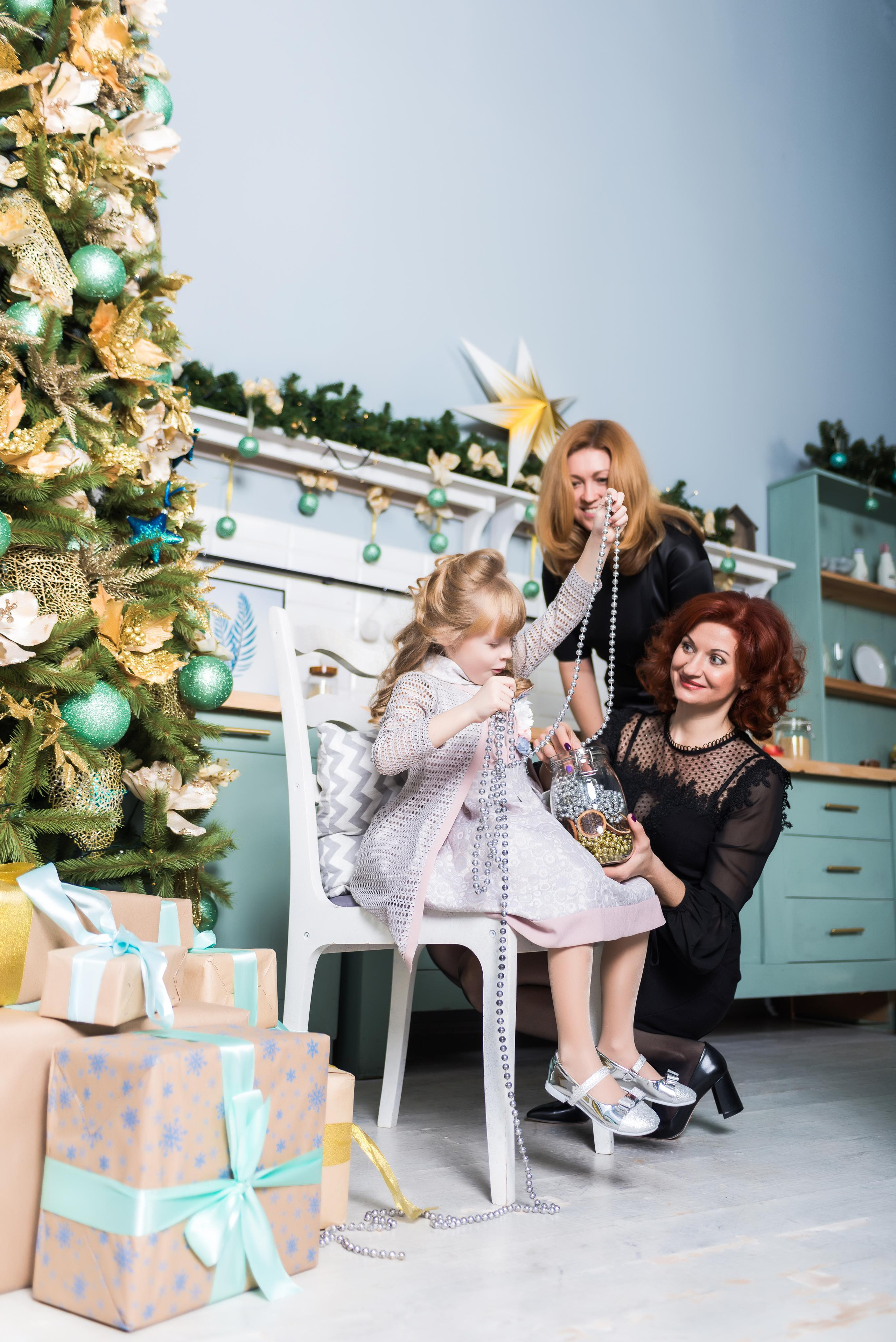 Студийный, праздничный портрет двух семей. Фотограф Платон Македонский