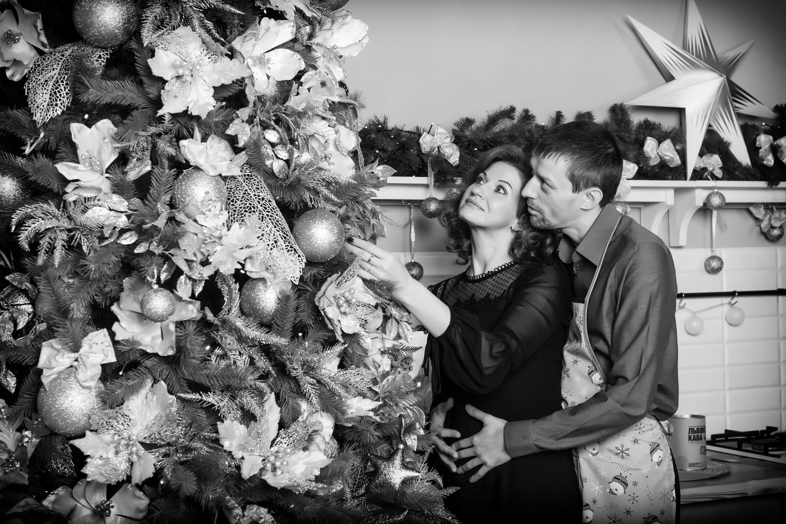 Студийный, праздничный портрет двух семей. Фотограф Платон Македонский