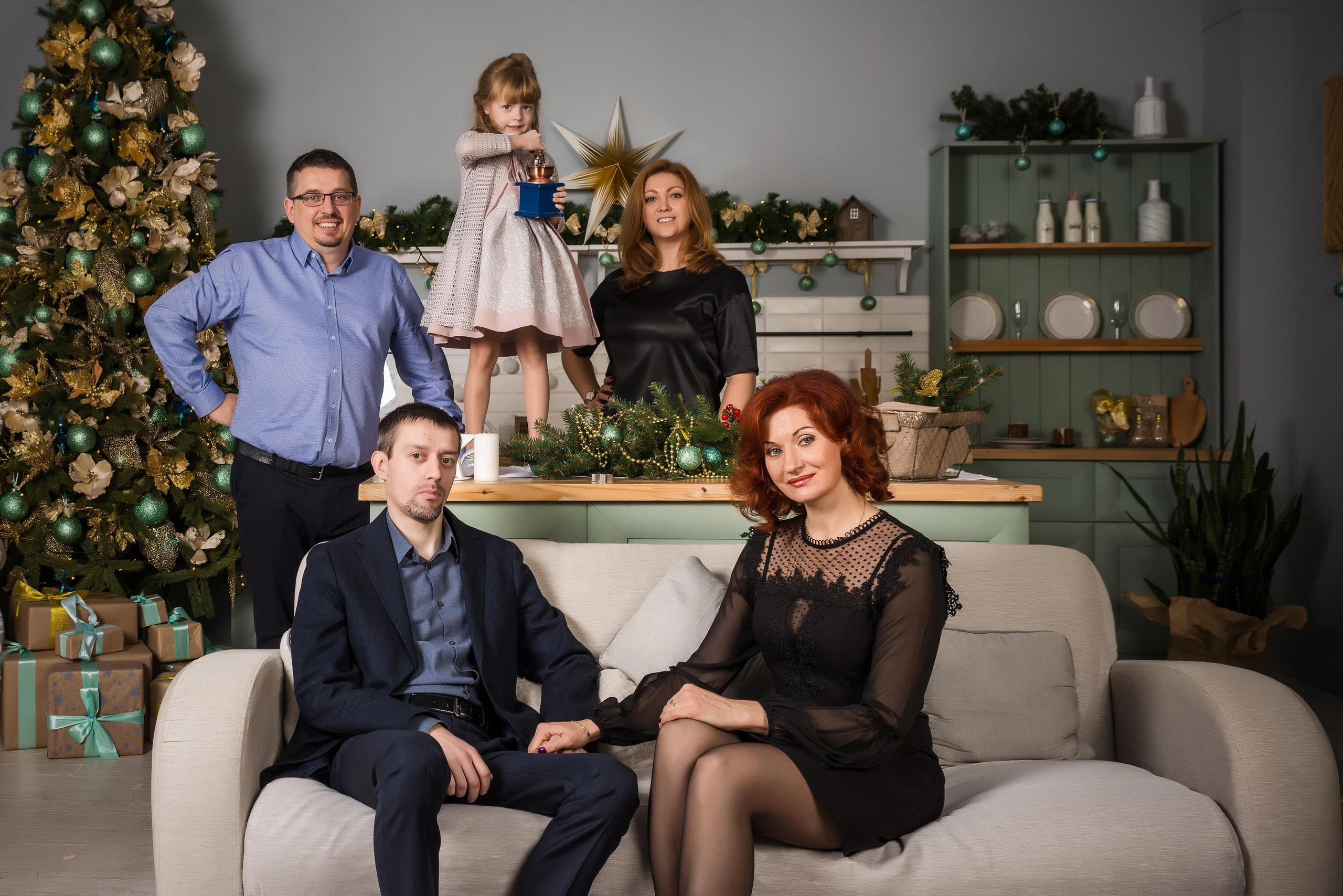 Студийный, праздничный портрет двух семей. Фотограф Платон Македонский