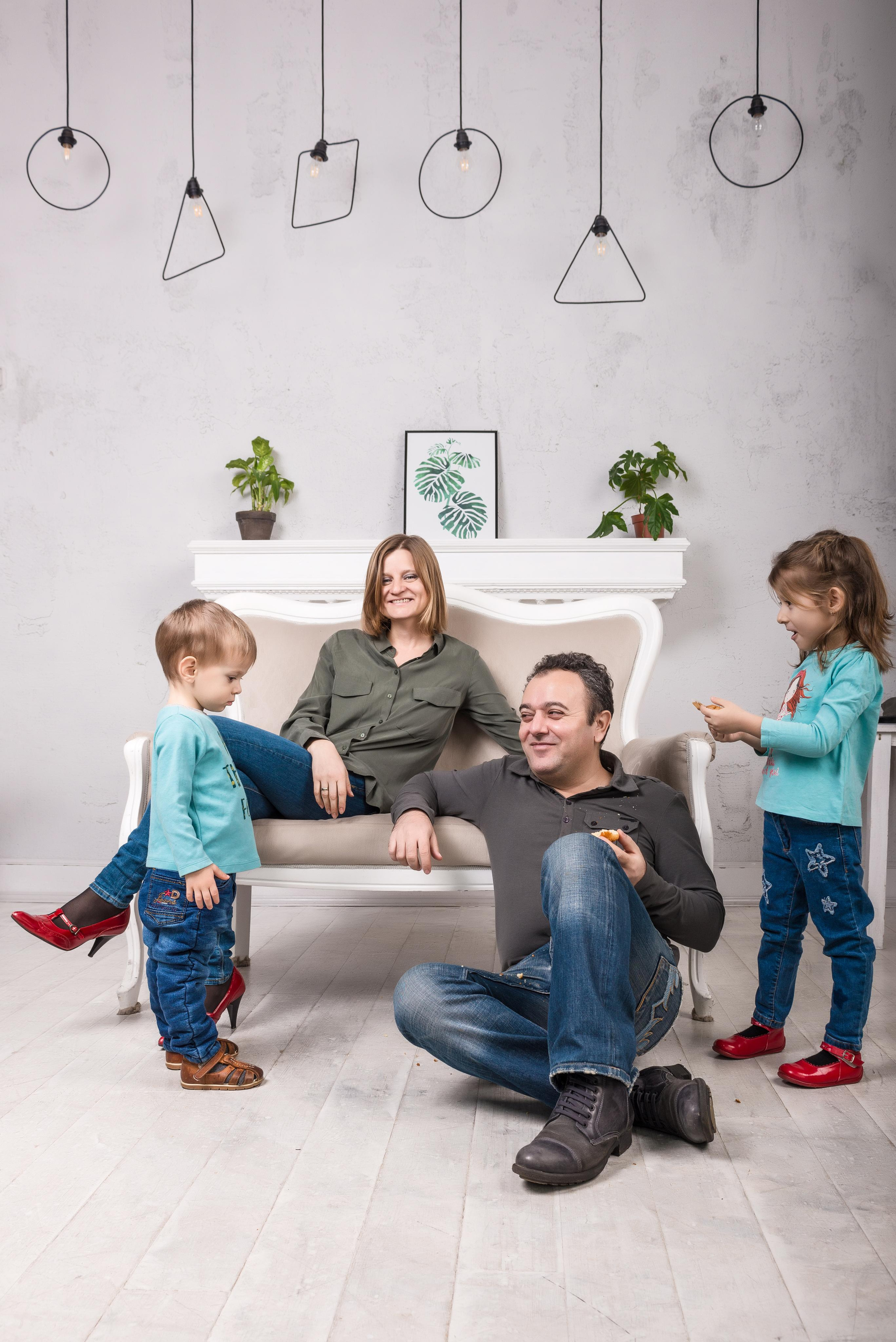 Студийный портрет семьи Köroğlu в Divastudio. Фотограф Платон Македонский