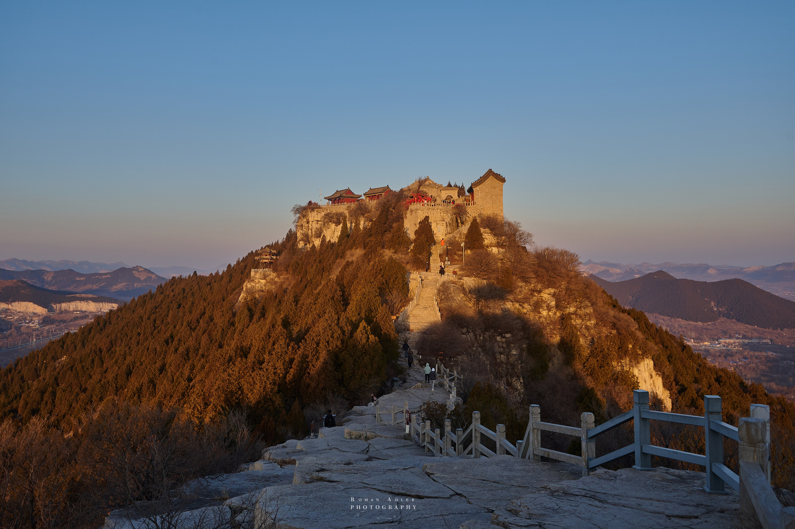Рассвет на храмовой горе Юнмень. Цинчжоу. Фотограф Роман Адлер