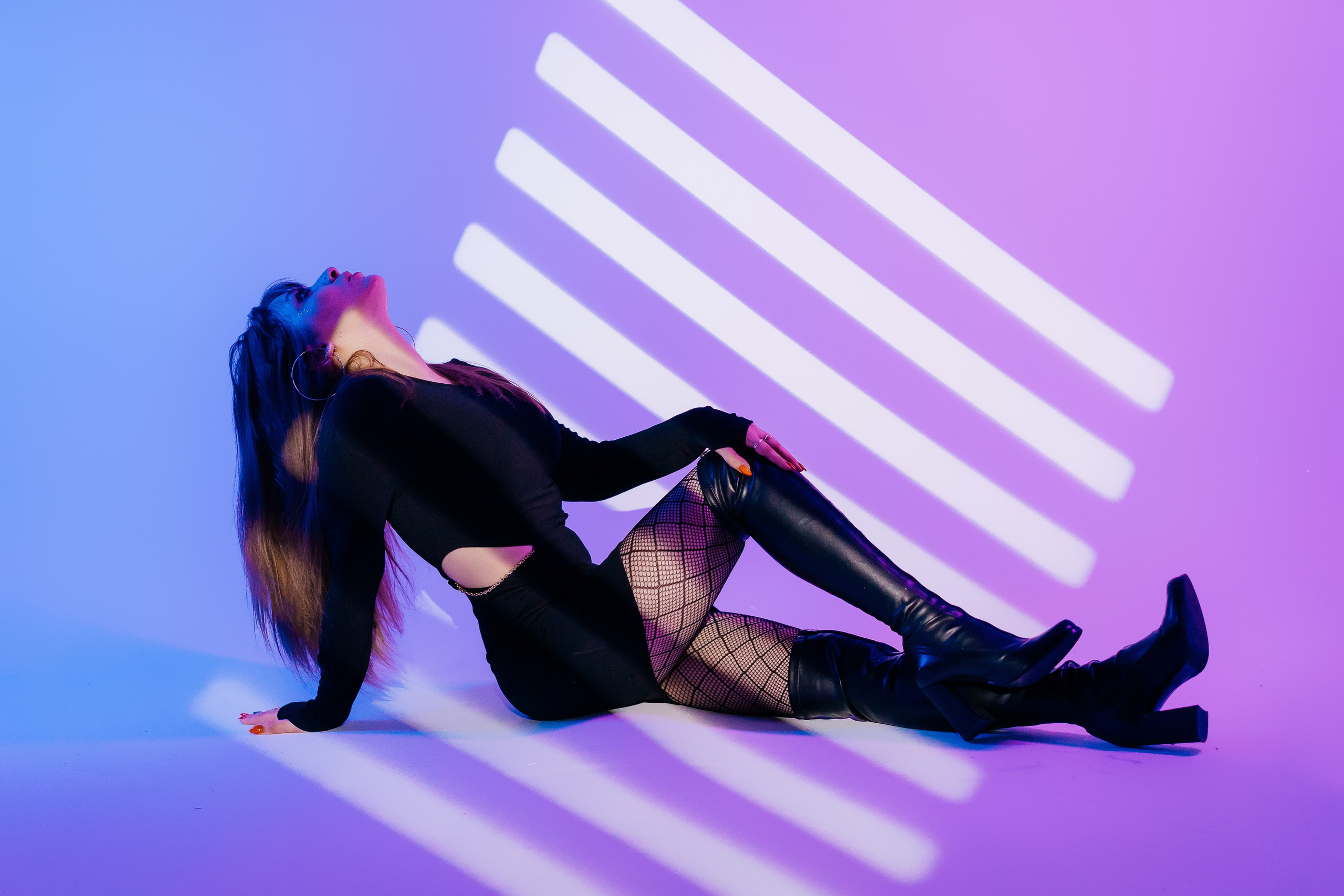 Фотосессия в неоновом свете в фотостудии. Фотограф и видеограф Смоленск | Студия Цезарь