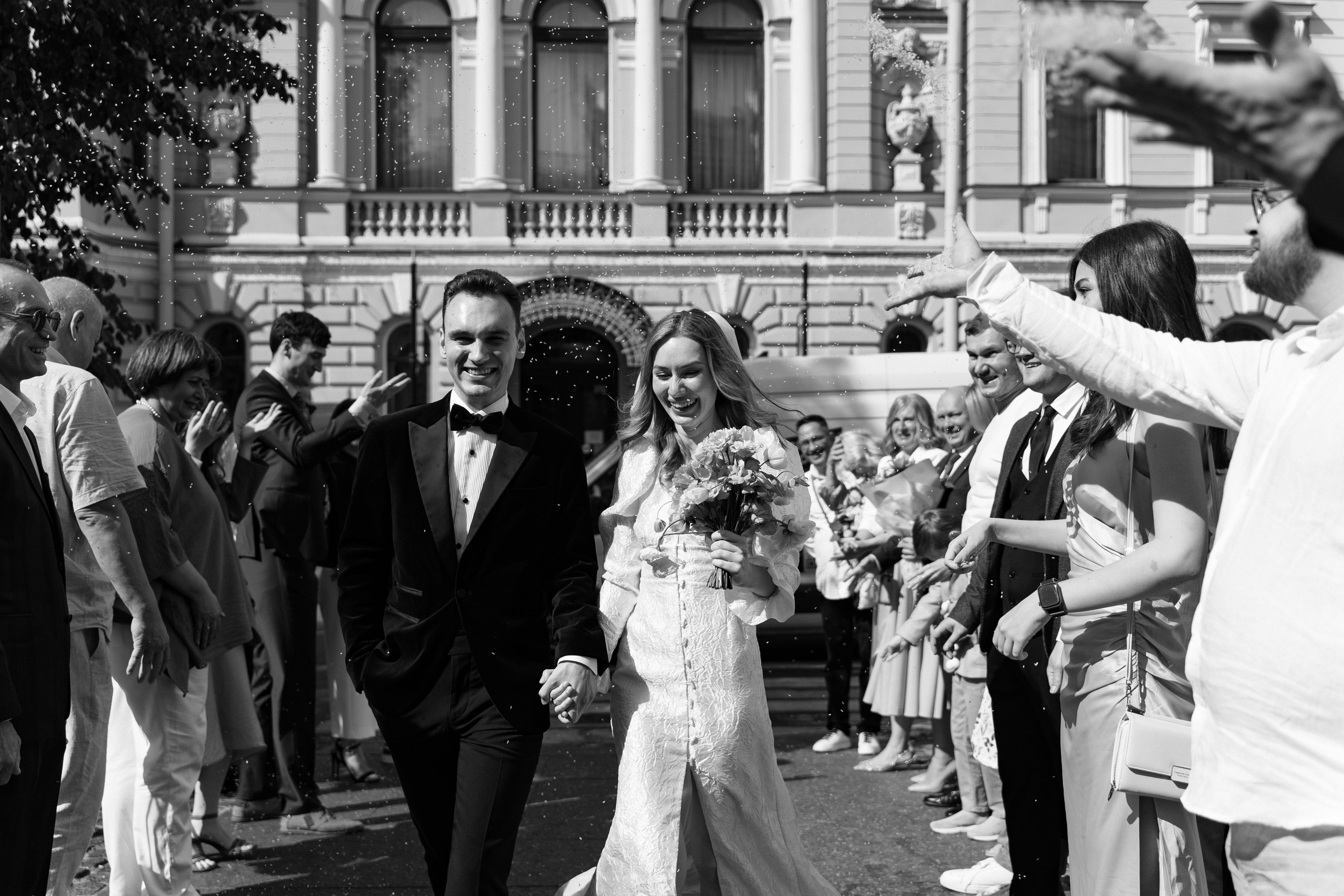 Камерная свадьба на фонтанке в сезонах. Свадебный фотограф организатор в Санкт-Петербурге Ассоль Опарина