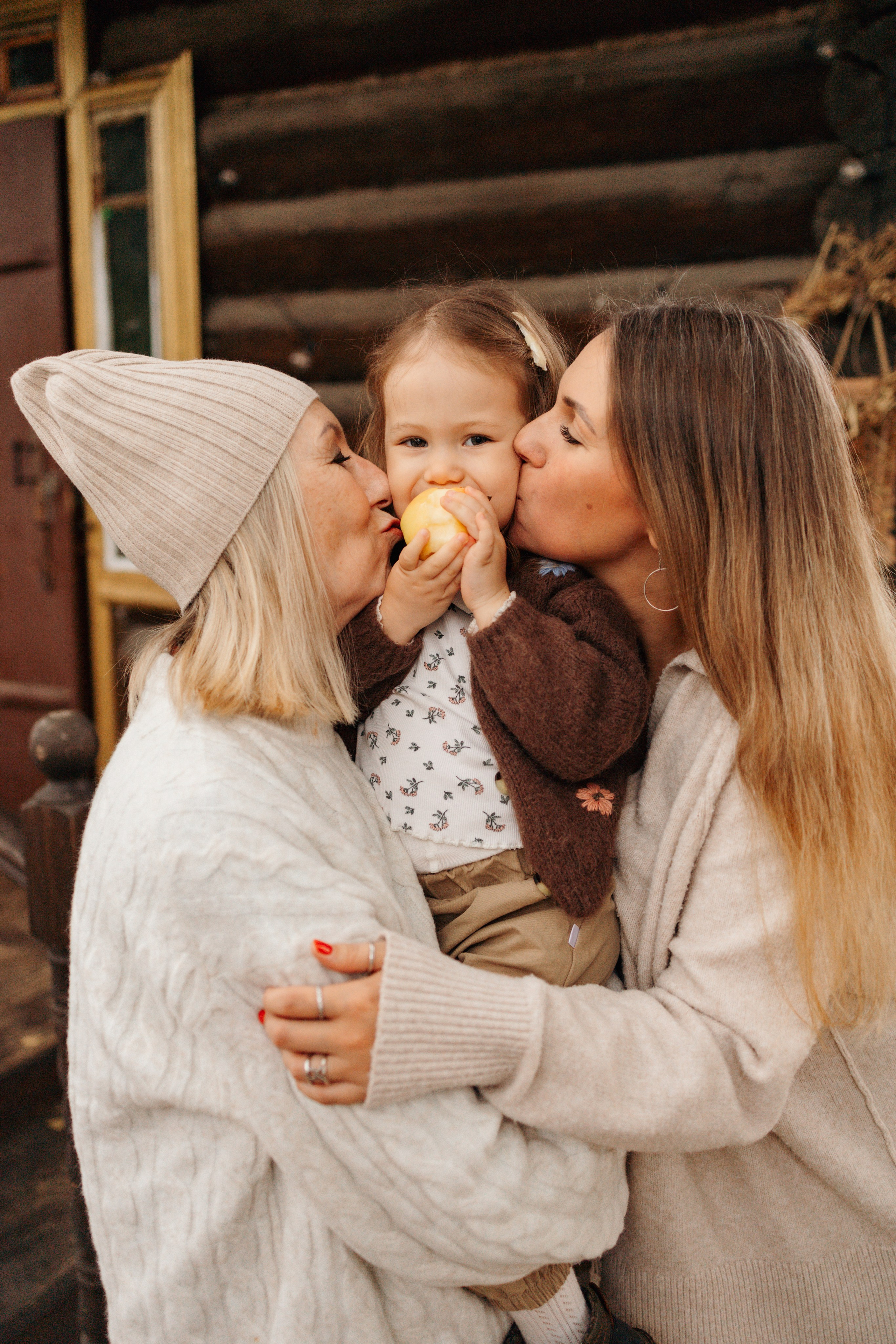 Осень в ладошках мамы. Ваш фотограф