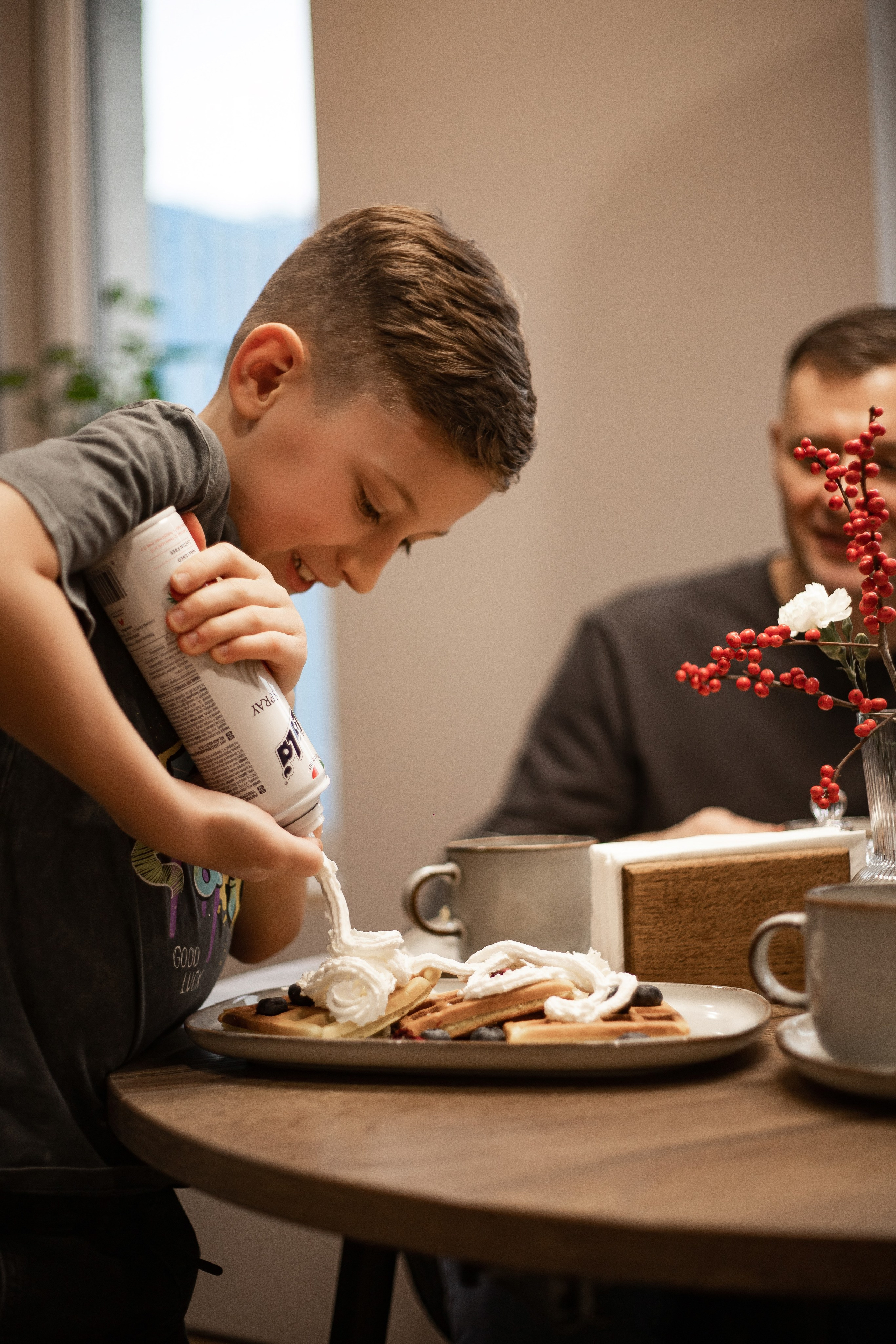 Совместный завтрак. Семейная съемка — это красивый способ признаться своей семье в любви