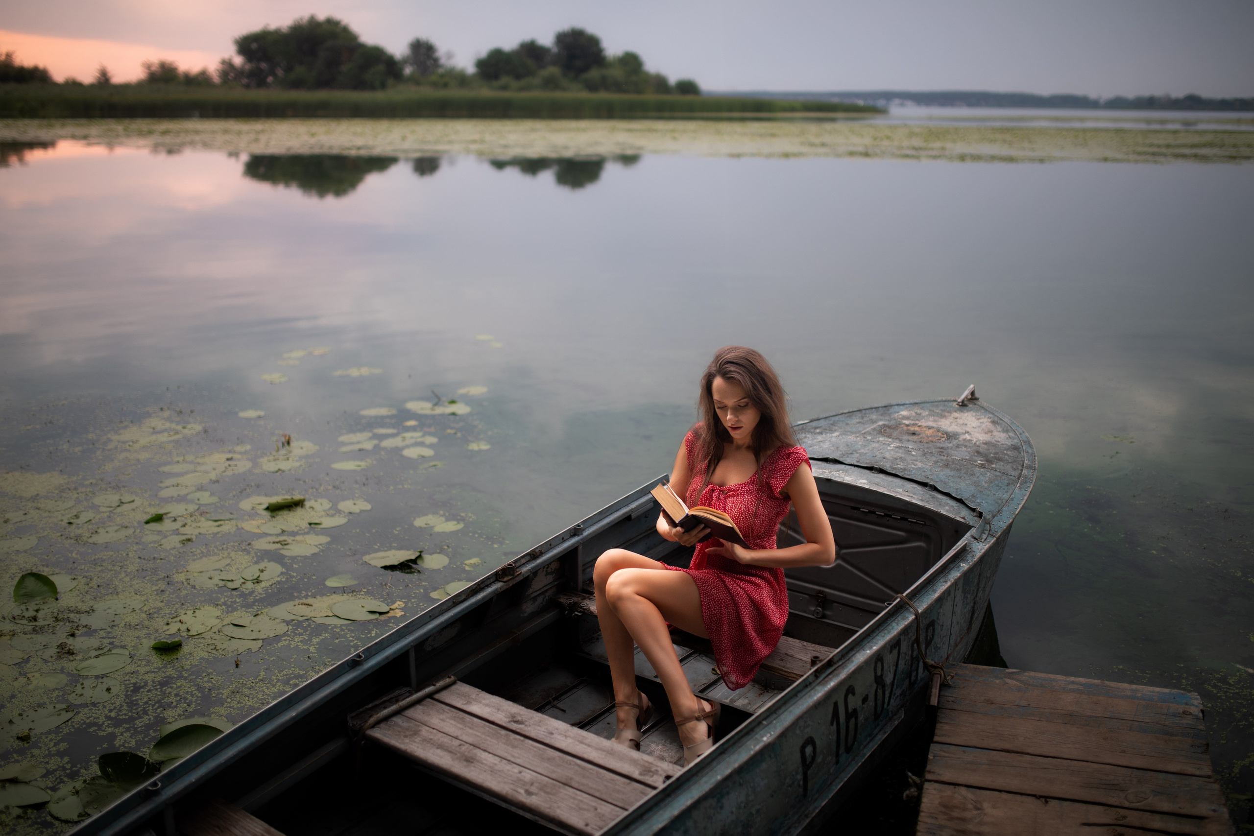 Съемка с Екатериной на рассвете на берегу реки