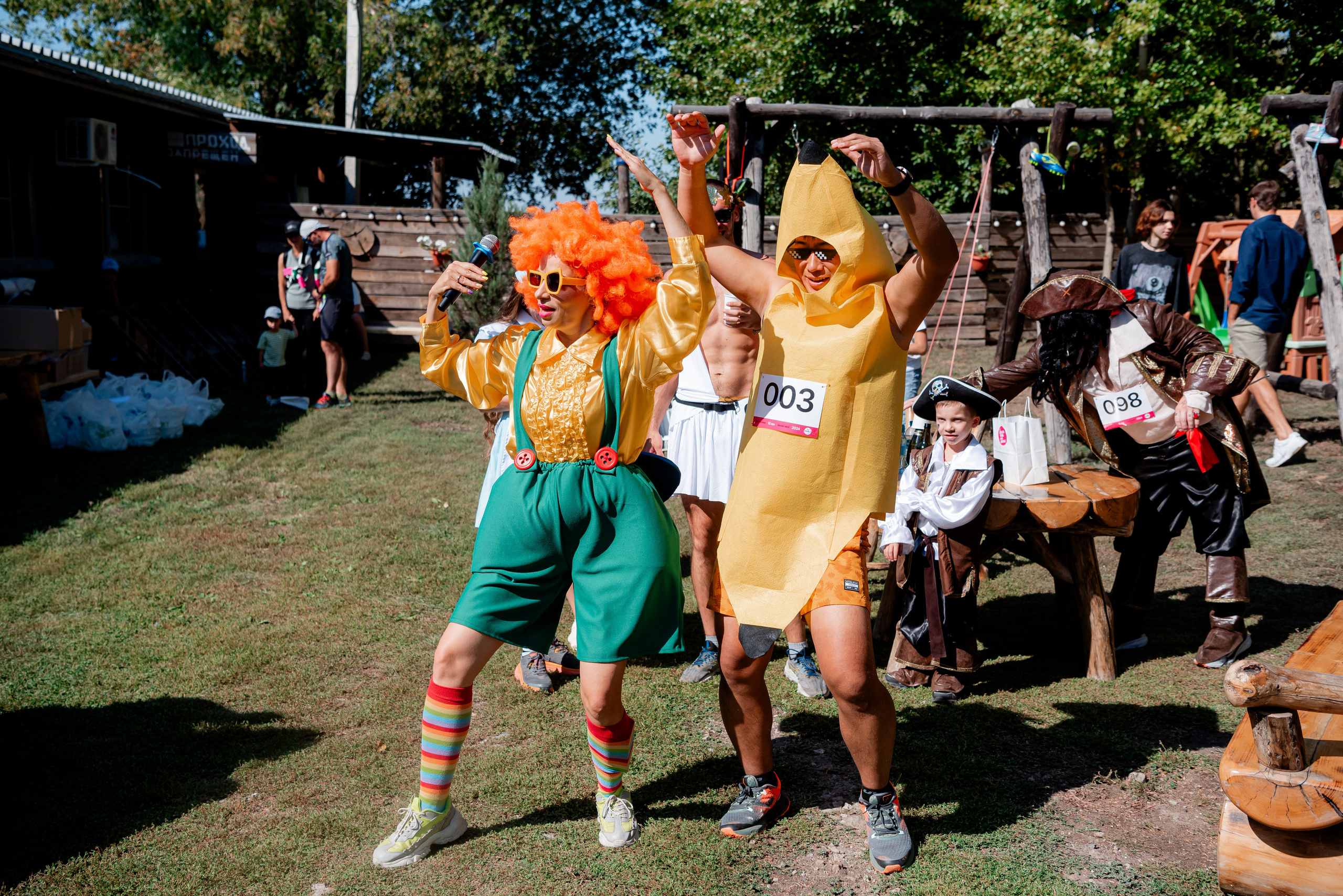 Ведущая в Волгограде Дина Косичкина и какой-то мужчина в костюме банана зажигают толпу