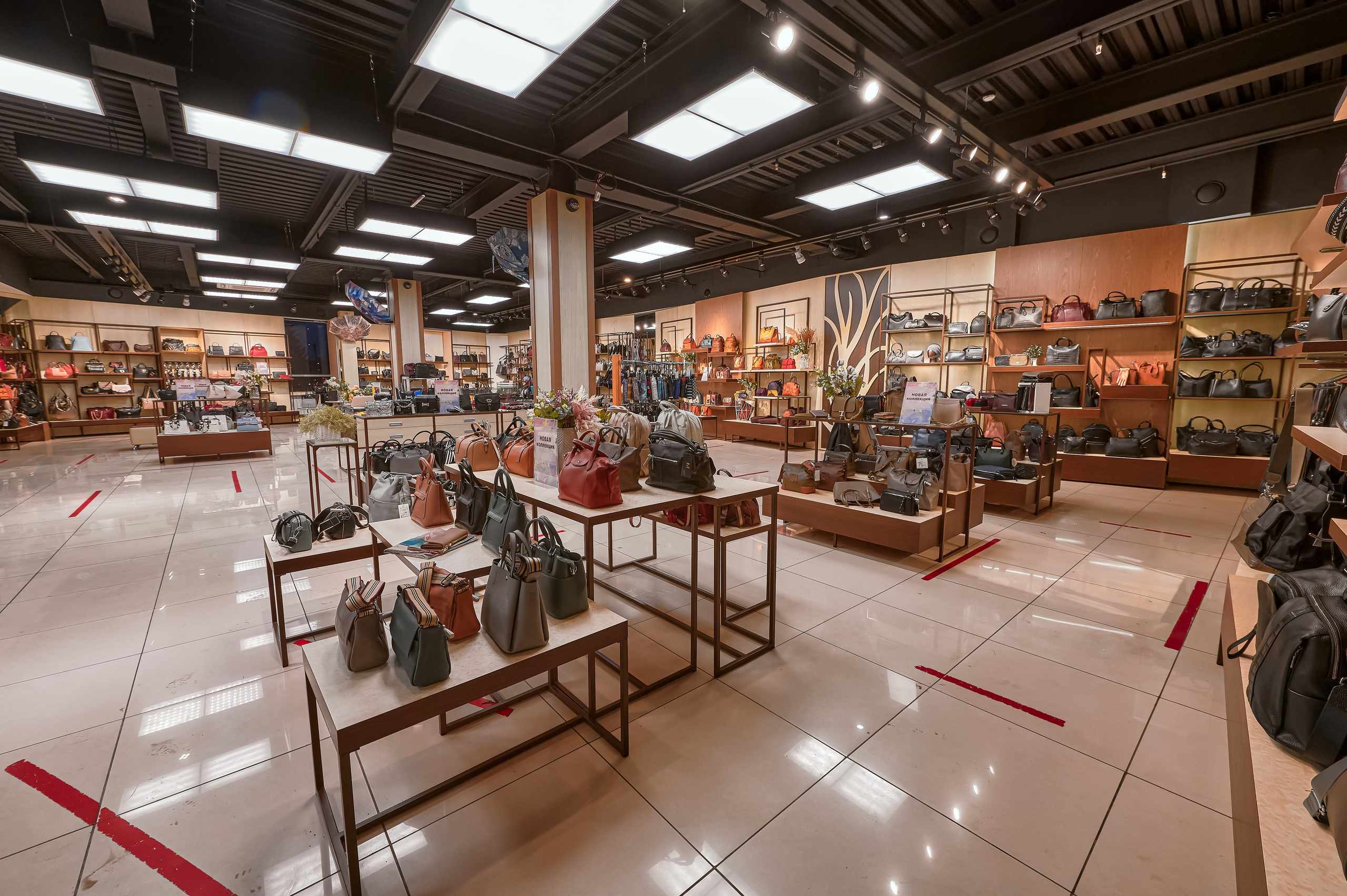 Портфолио по интерьерной и экстерьерной фотосъёмки: Мир сумок — Левый берег. Фотограф Яковлев Роман — Красноярск