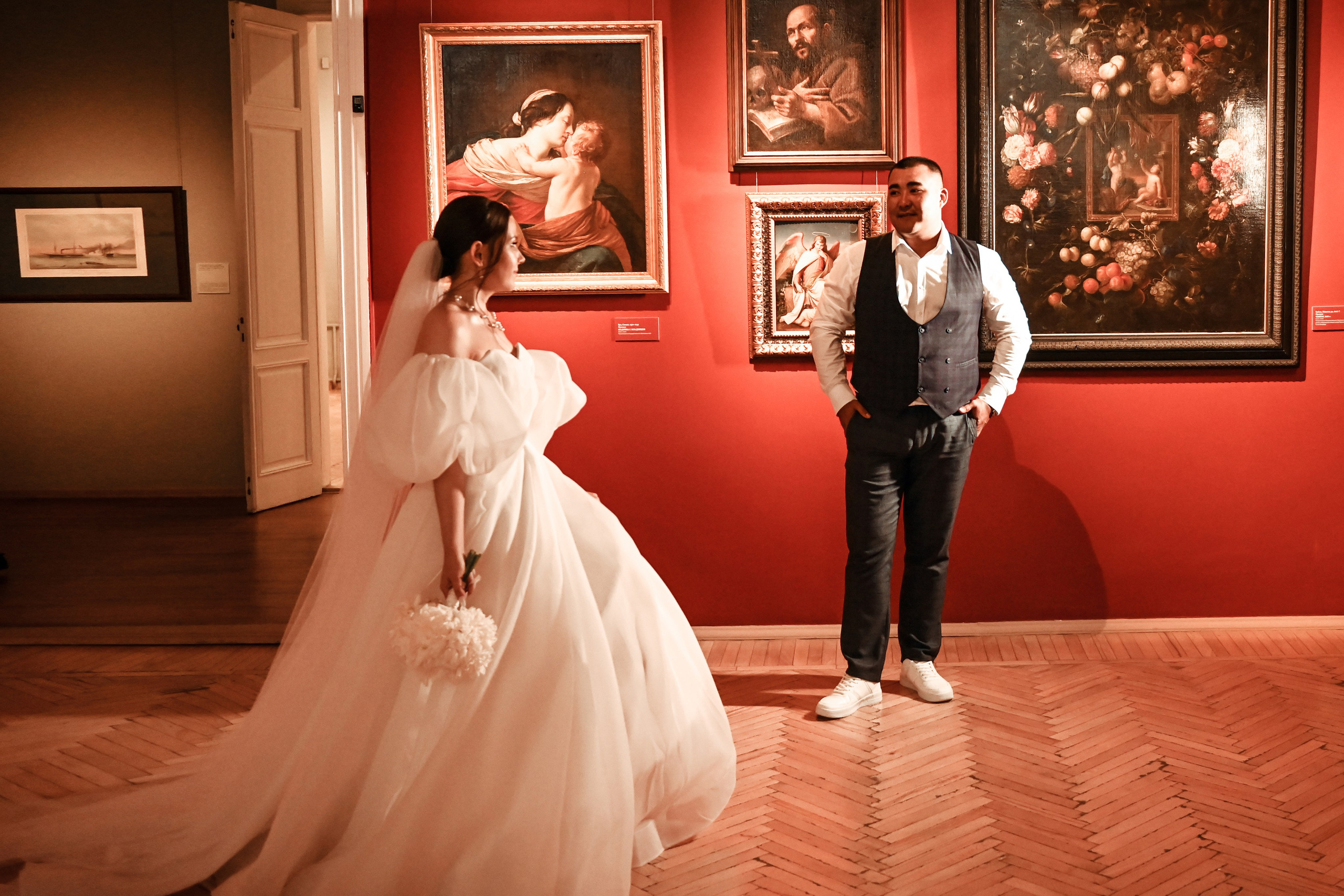 Небольшая свадебная серия в музее и прогулкой под дождем Эльмиры и Ризата. Свадебный, семейный, детский, контент фотограф в Омске Максим Ильин