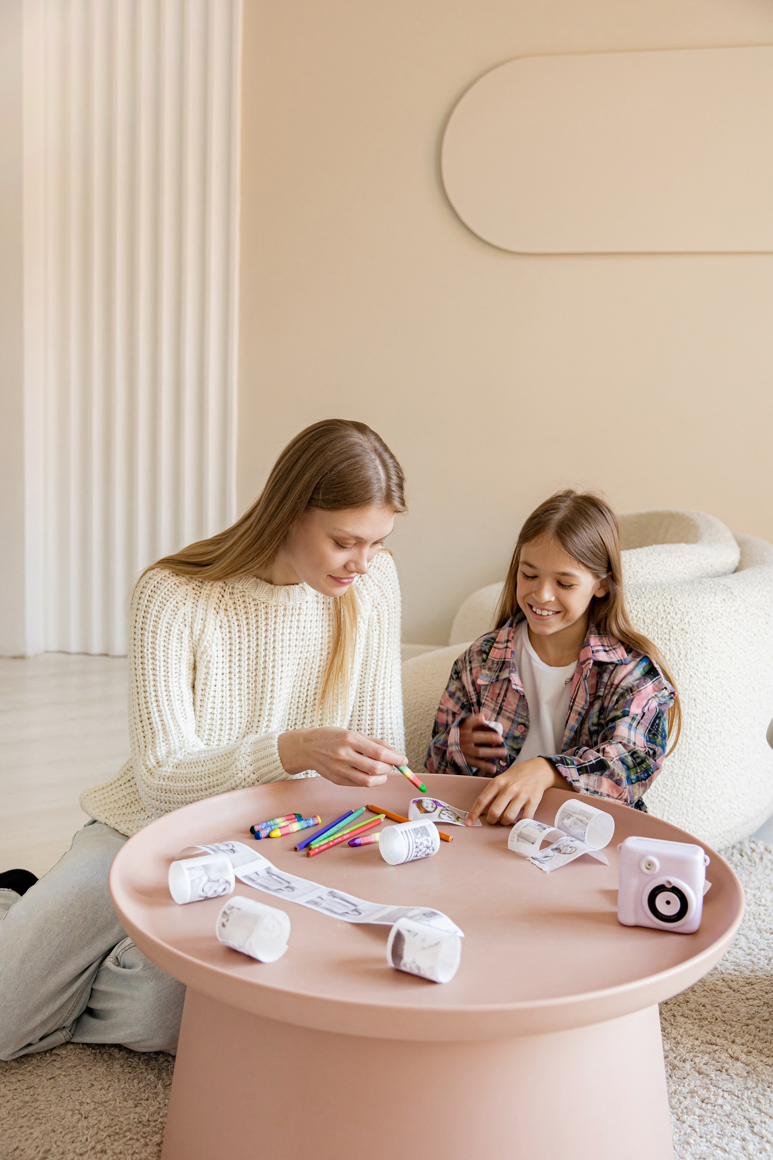 Две сестры раскрашивают фотографии