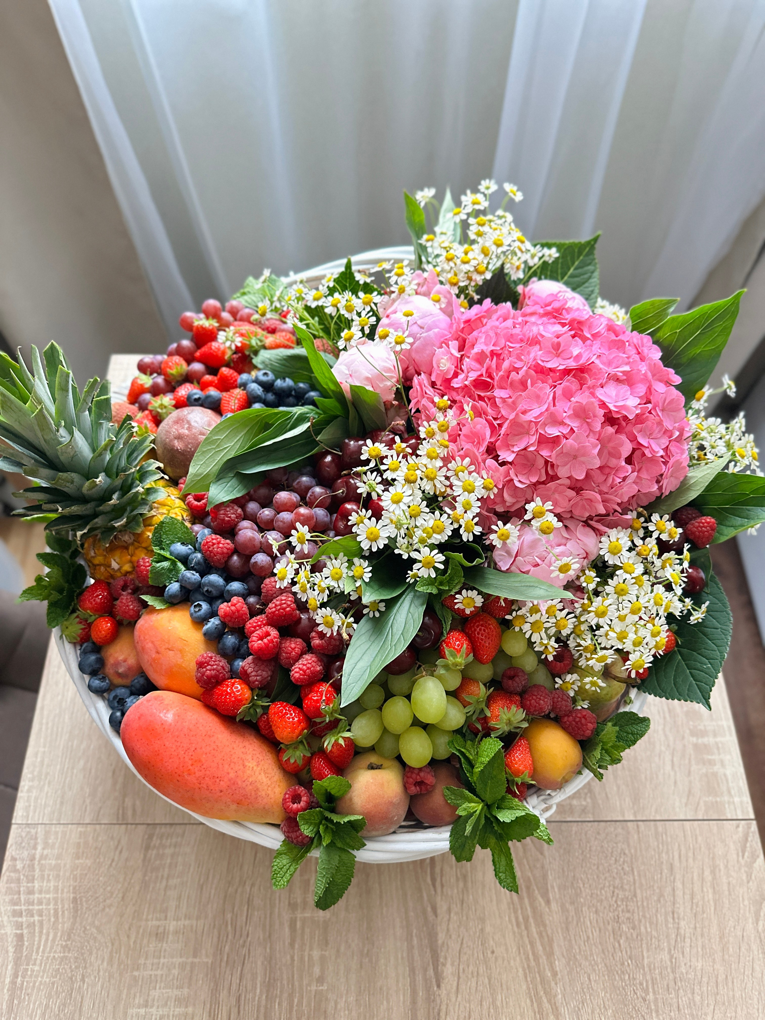 Корзины. Выездной кейтеринг, съедобные букеты, торты и сладости на заказ