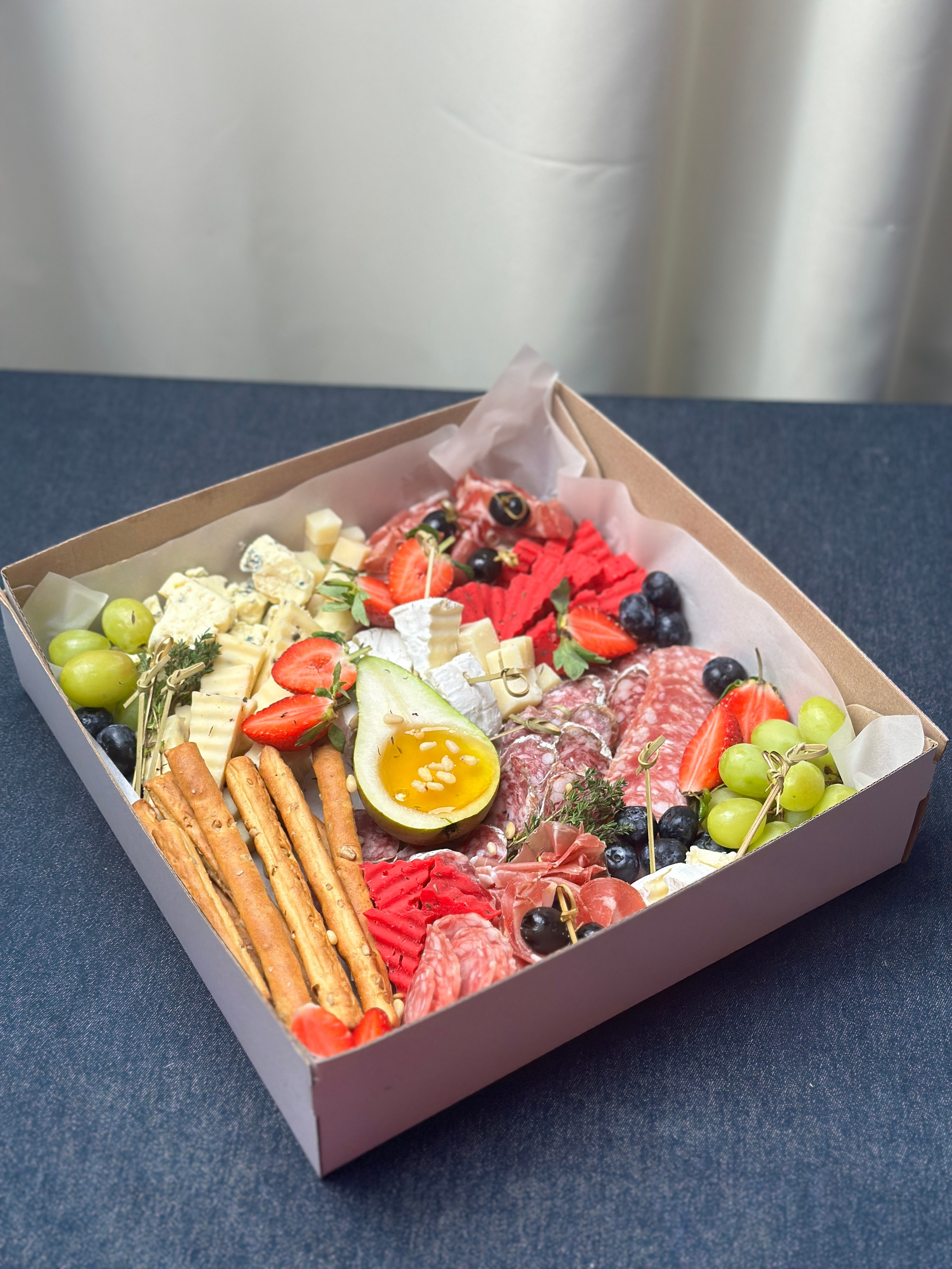 ГастроБоксы. Выездной кейтеринг, съедобные букеты, торты и сладости на заказ