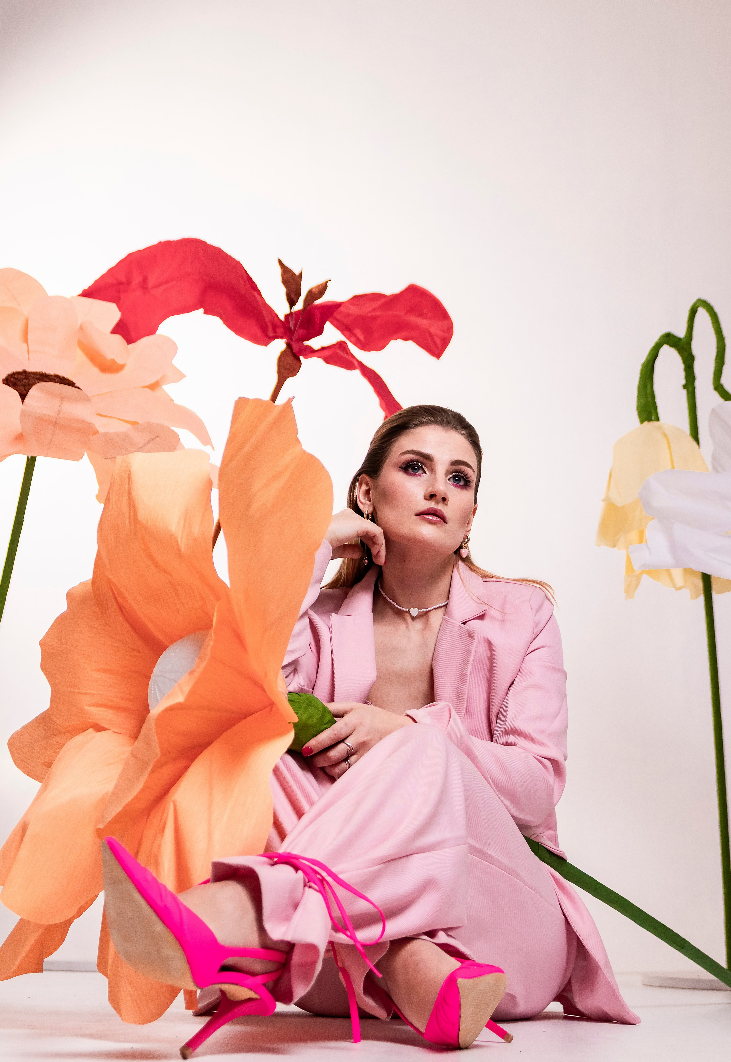 Портретная женская фотография с цветами. Портретный фотограф в Санкт-Петербурге Савельева Ольга