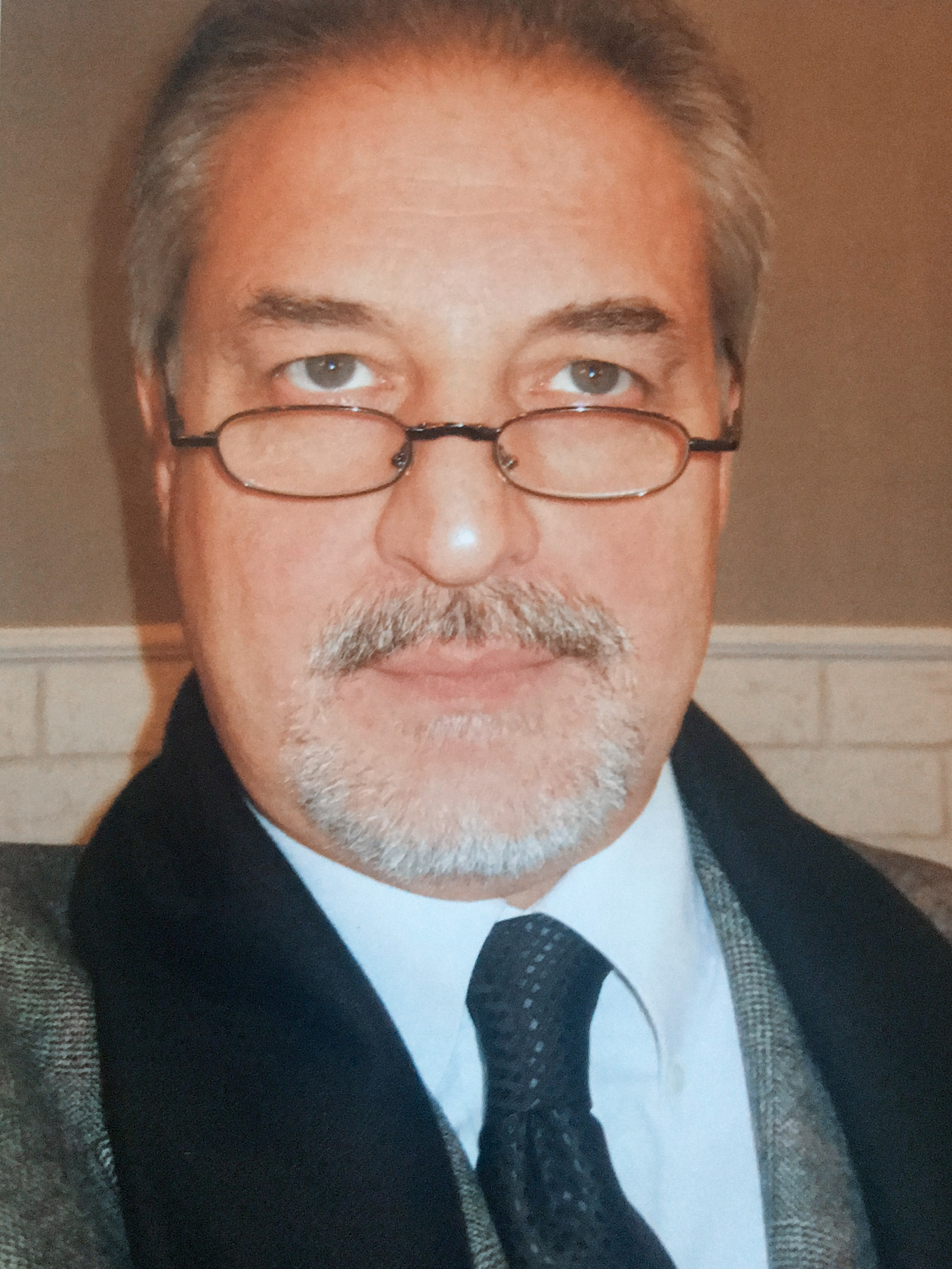 Адвокат Восканян Микита Михайлович портрет в очках и костюме.