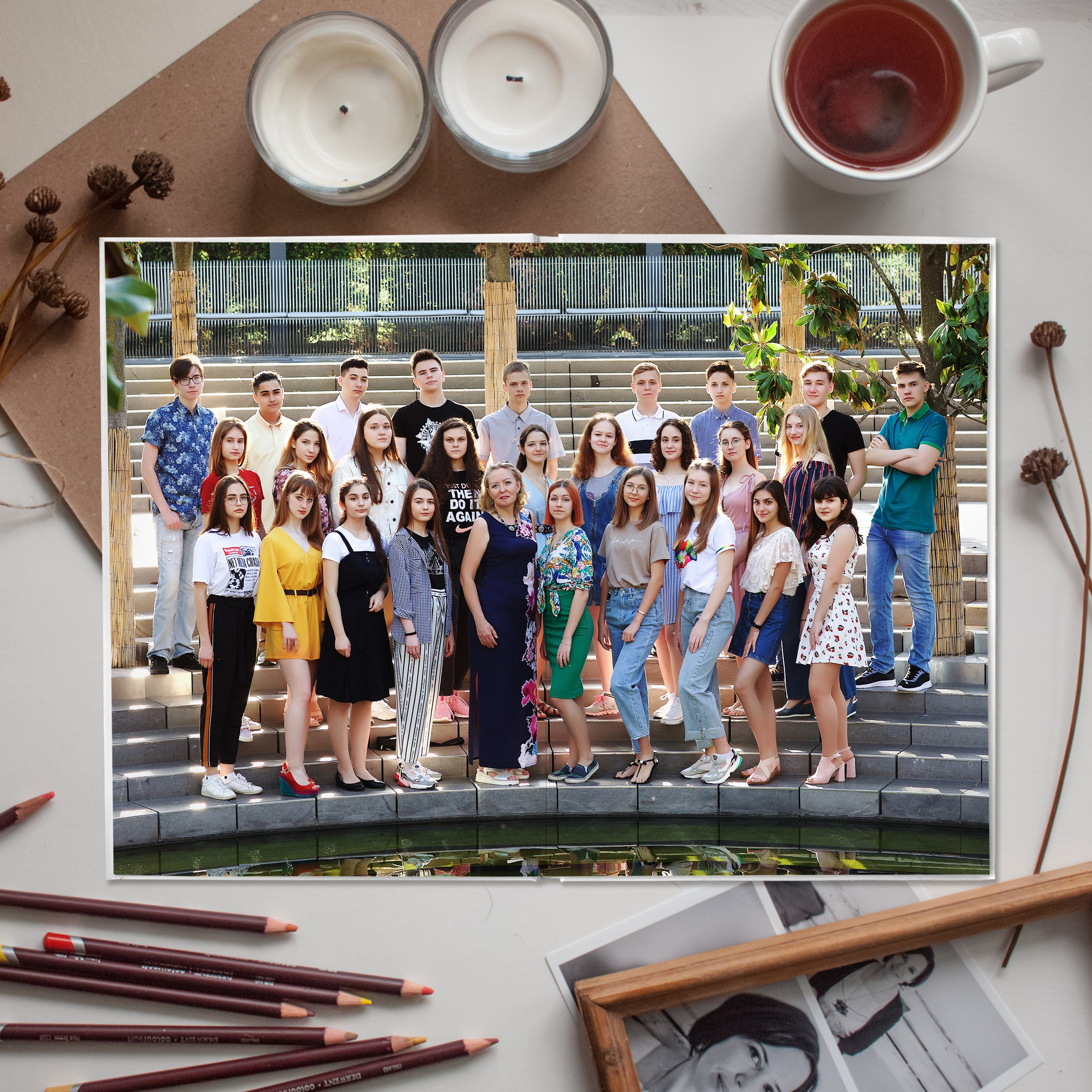 Красивая общая фотография выпускного класса в парке "Краснодар"