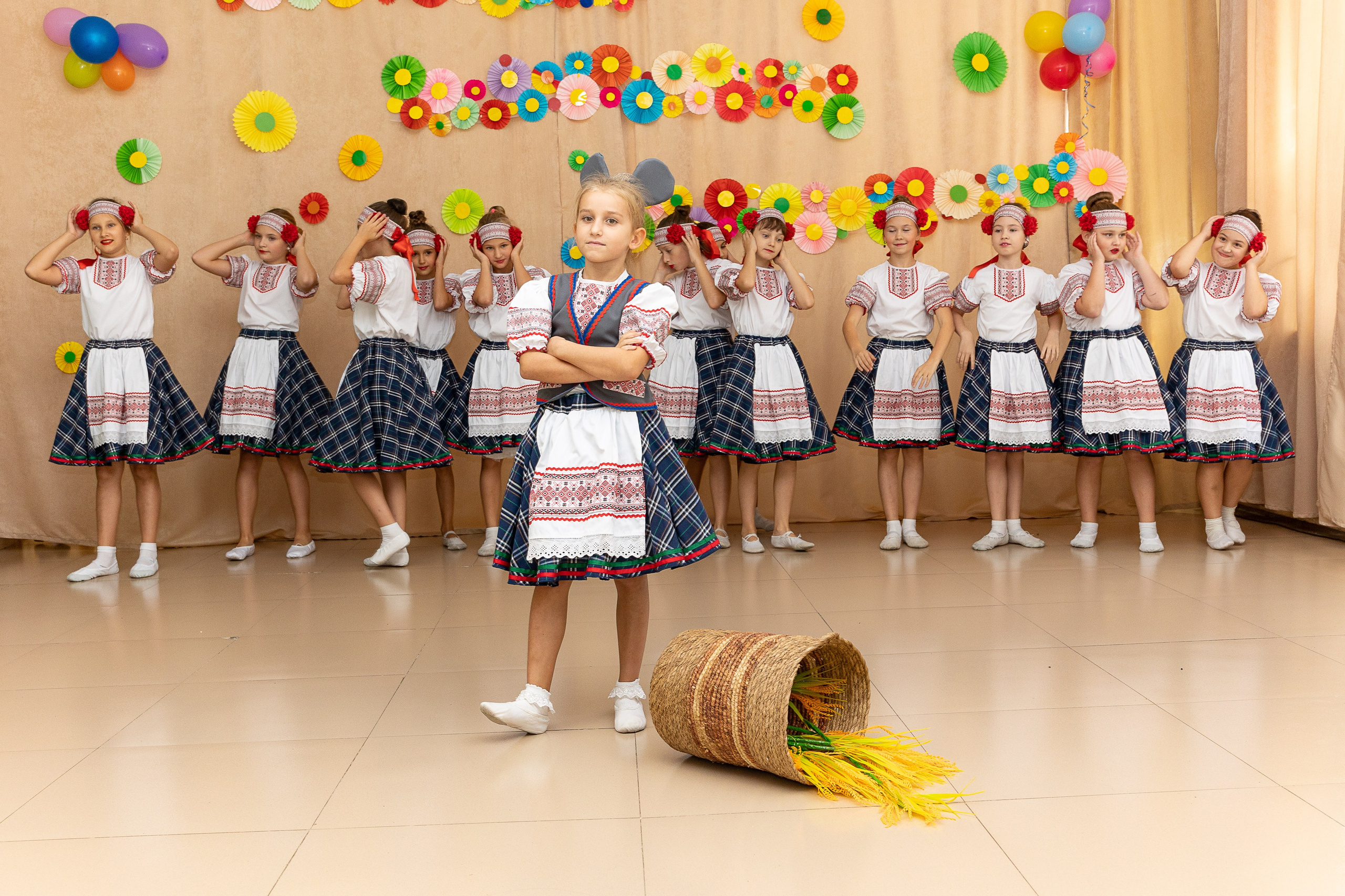 Выступление танцевального коллектива Браво. Выпускные альбомы во Владивостоке