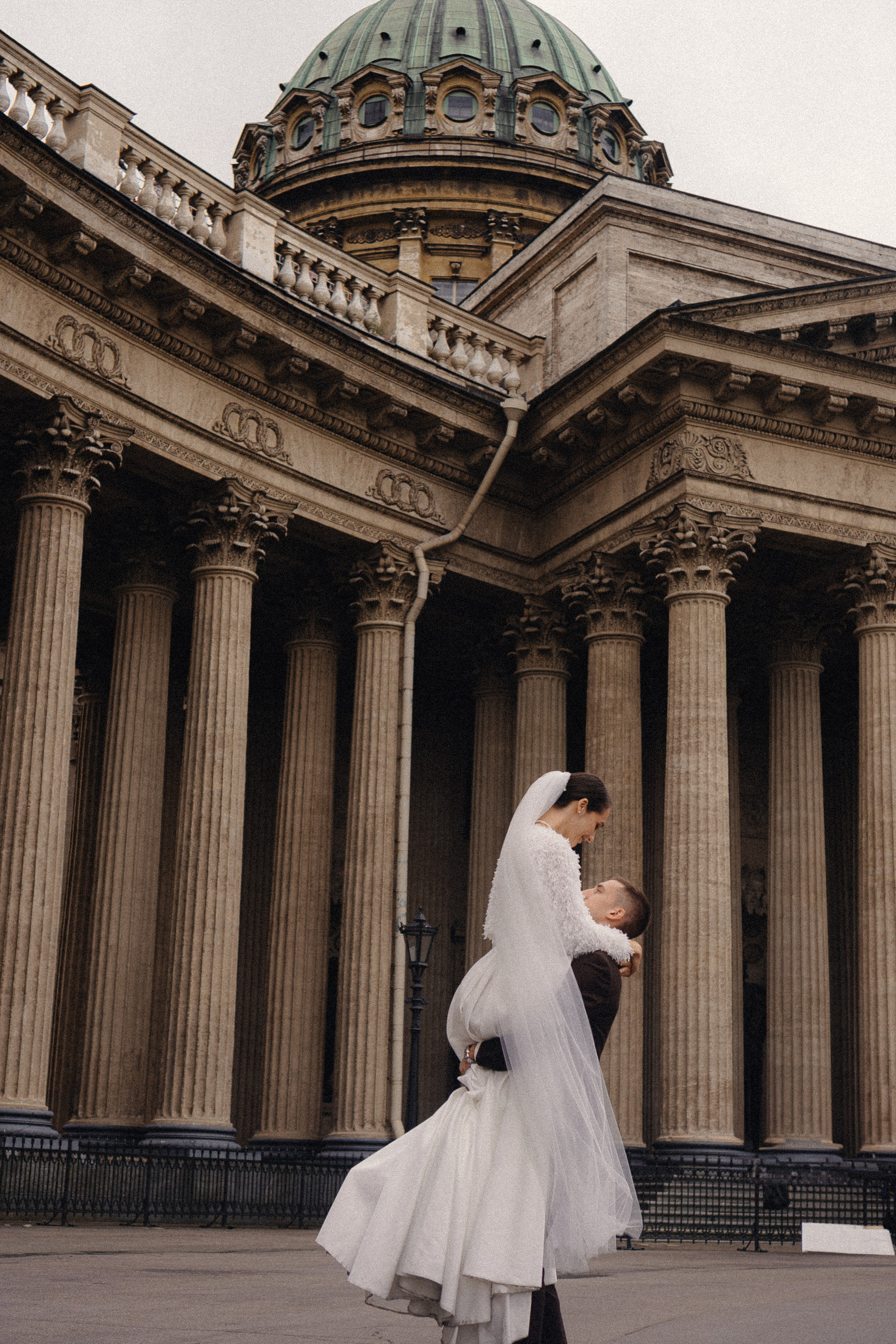 СВАДЕБНАЯ ПРОГУЛКА В САНТК-ПЕТЕРБУРГЕ (ИСАКИЕВСКИЙ СОБОР, ЗИМНЯЯ КАНАВКА, ЭРМИТАЖ И БОЛЬШАЯ МОРСКАЯ УЛИЦА). Профессиональный фотограф, Санкт-Петербург — Виктория Богомолова