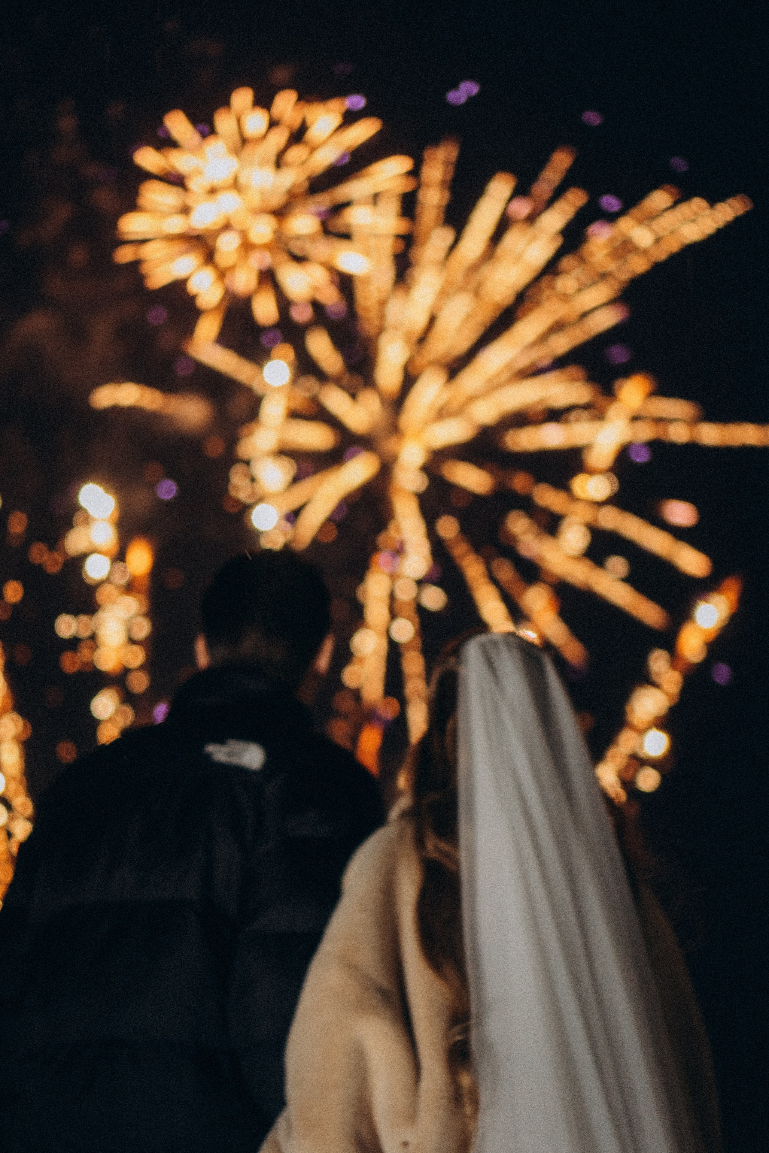 САЛЮТ НА СВАДЕБНОЙ ЦЕРЕМОНИИ (СНЯТО В СИБИРЕ В НИЖНЕВАРТОВСКЕ). Профессиональный фотограф, Санкт-Петербург — Виктория Богомолова