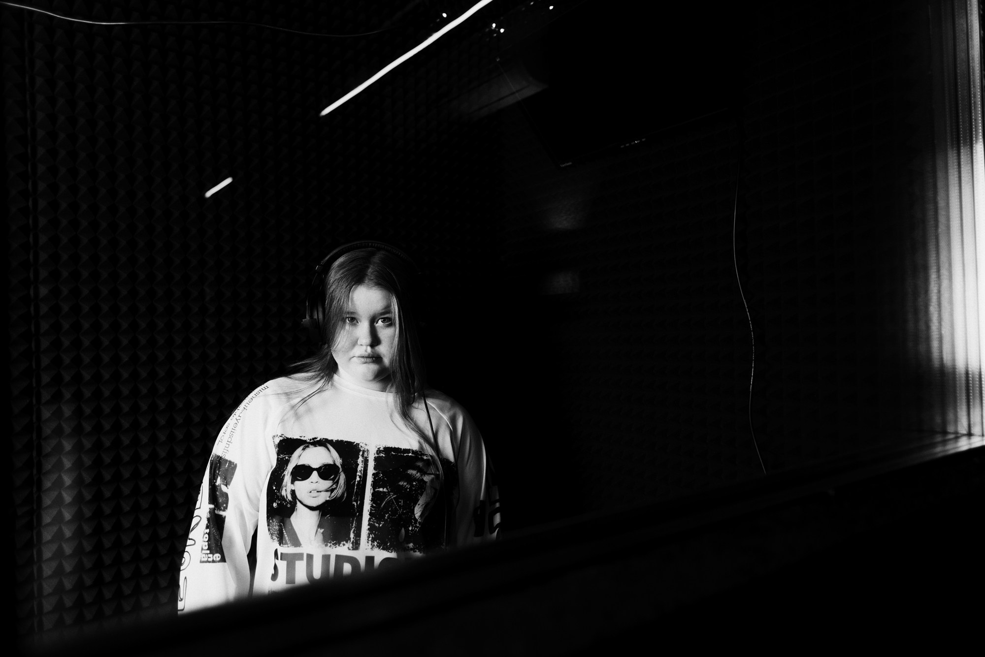 Семейная фотосессия на студии звукозаписи в Тюмени — мама и дочка. Портретный фотограф Тюмень Дарья Мустафина