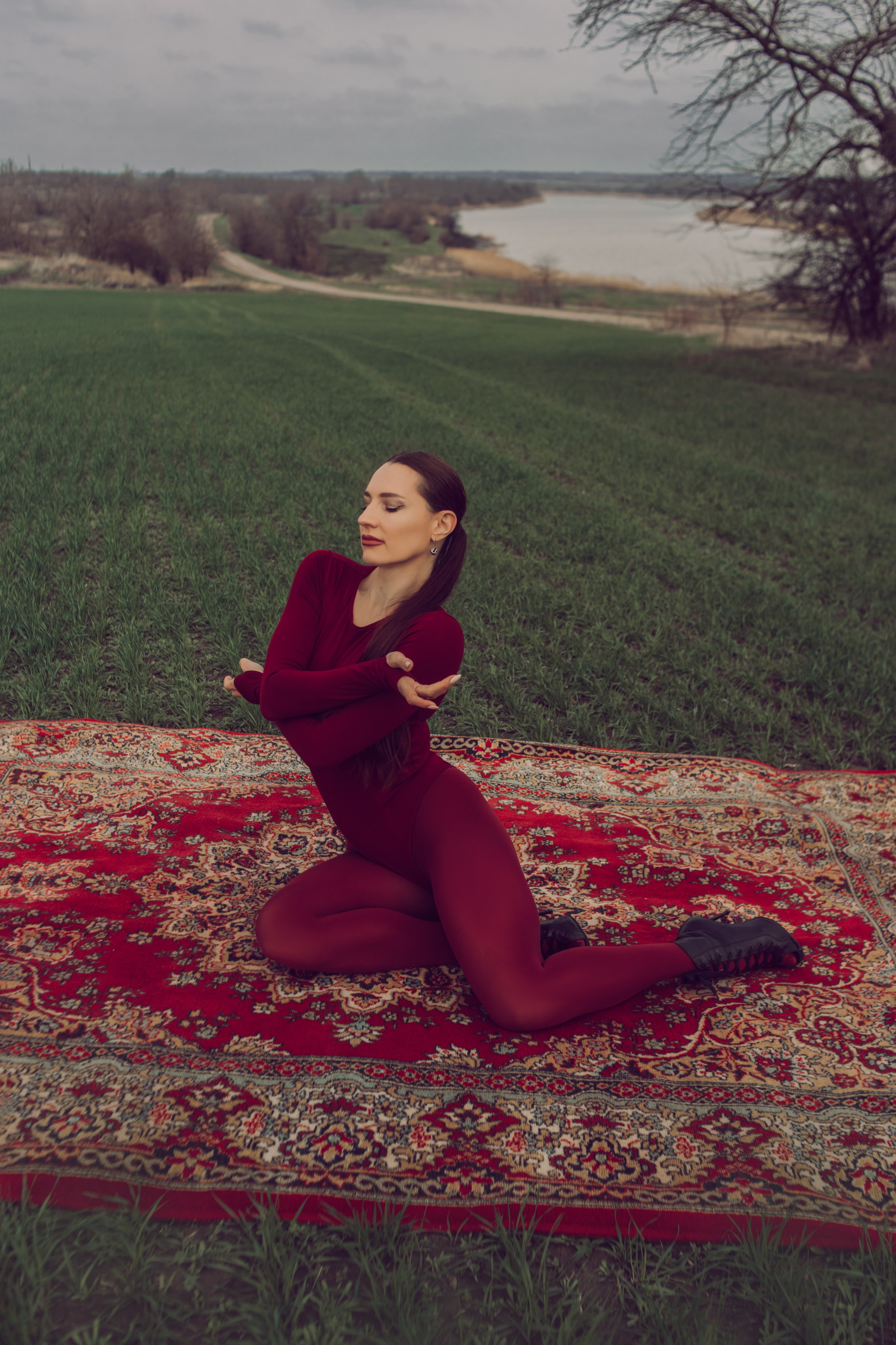 Фотосессия в поле с ковром. Свадебный и семейный фотограф в Краснодарском крае Мария Данилкина