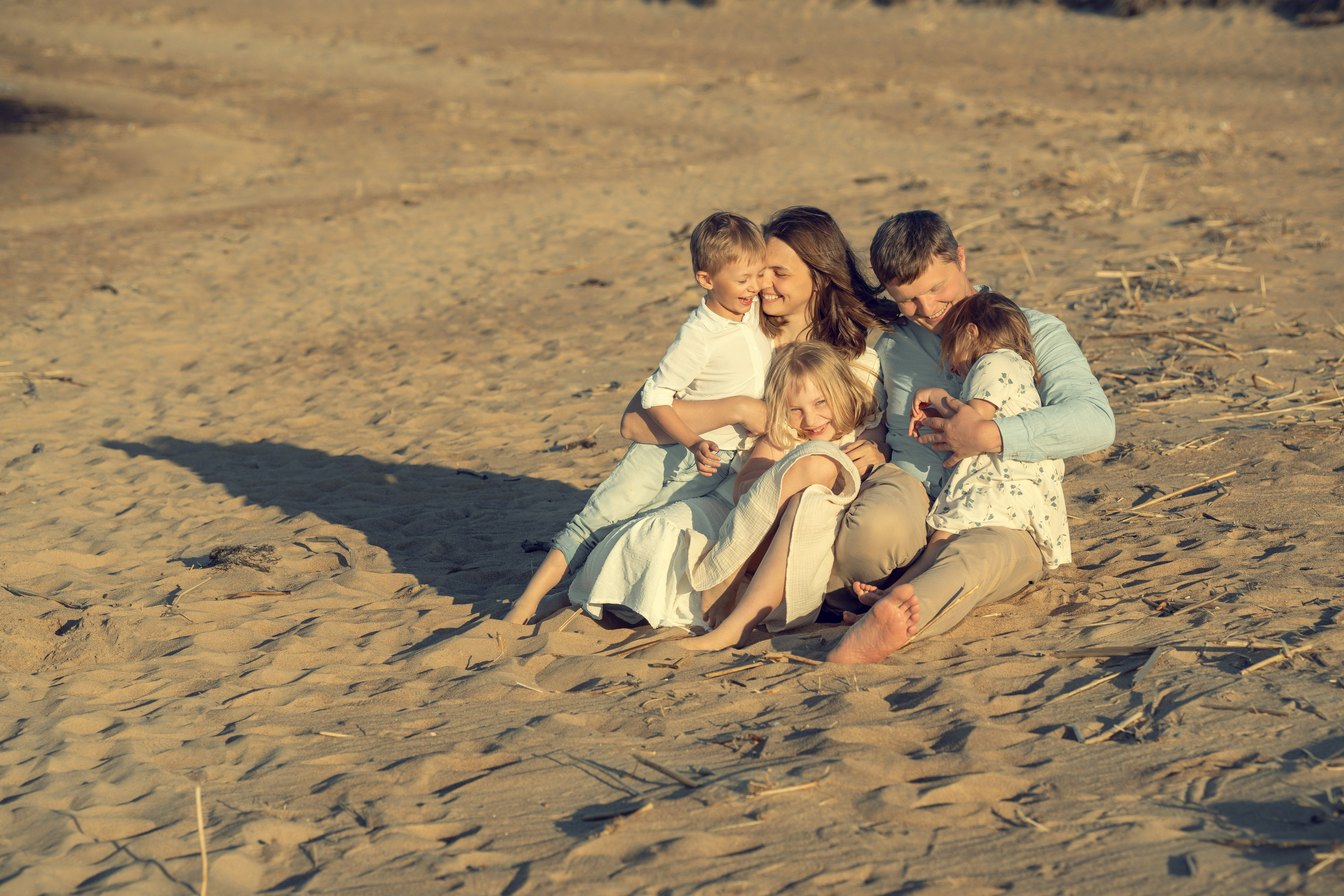 love story, молодые родители, многодетная семья, съемка на пляже, семейная фотосессия, съёмка на финском заливе, фотосессия на финском заливе