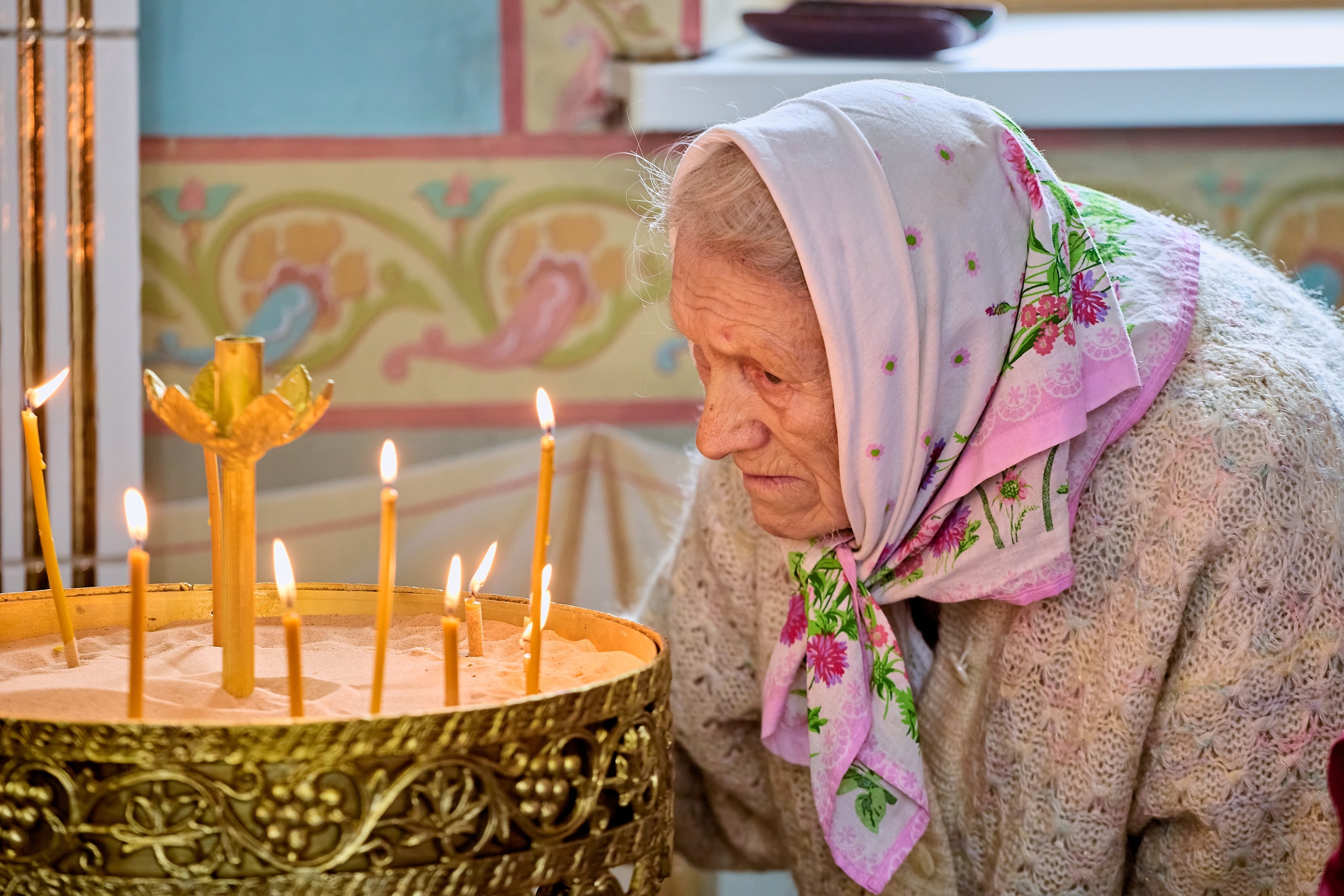 Свет свечей отражается в глазах молящихся, создавая неповторимую ауру святости и внутреннего покоя.Фотограф Дзержинск.