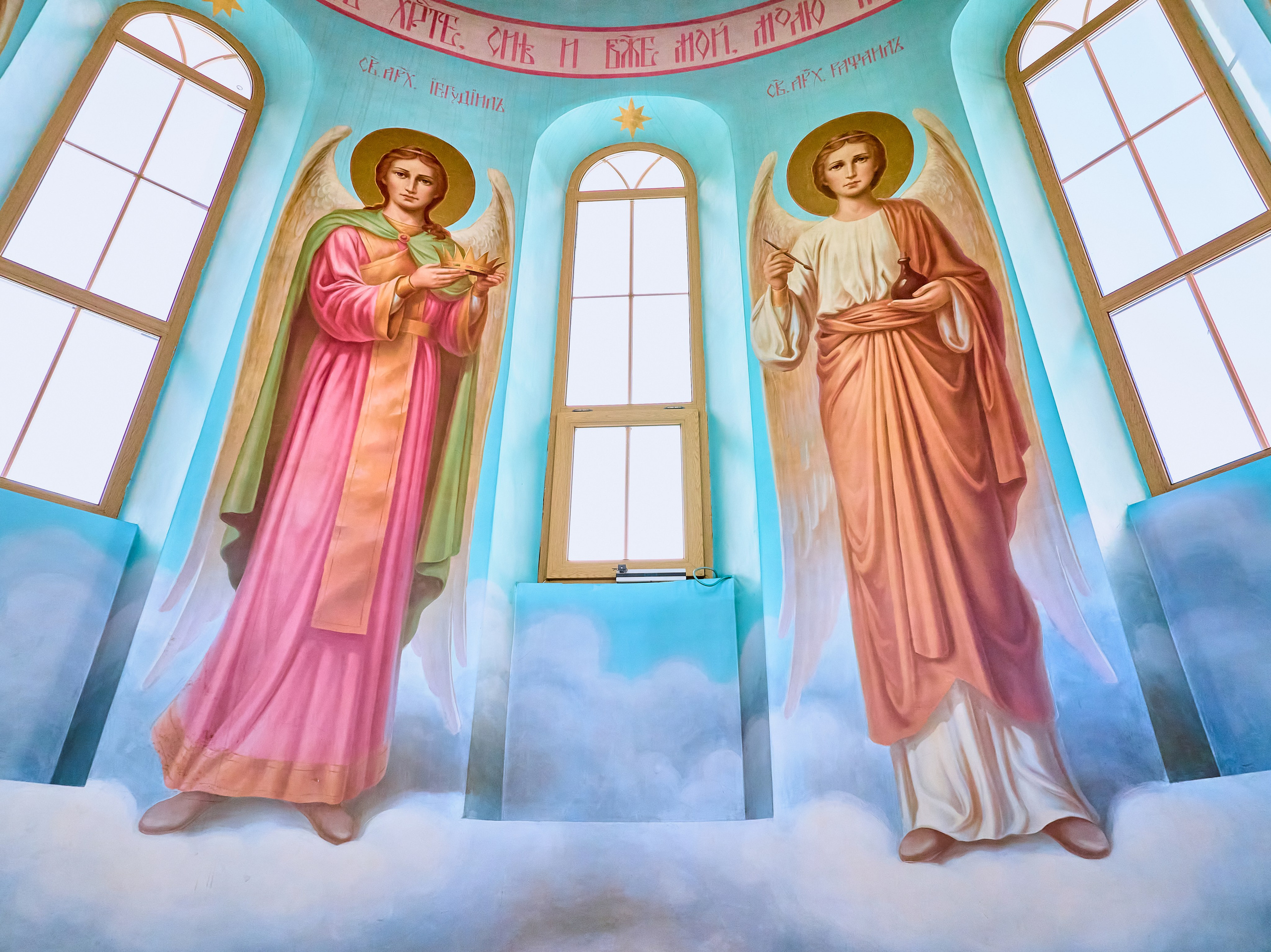 Фрески Архангелов Иегудиила и Рафаила в барабане купола храма преподобного Серафима Саровского