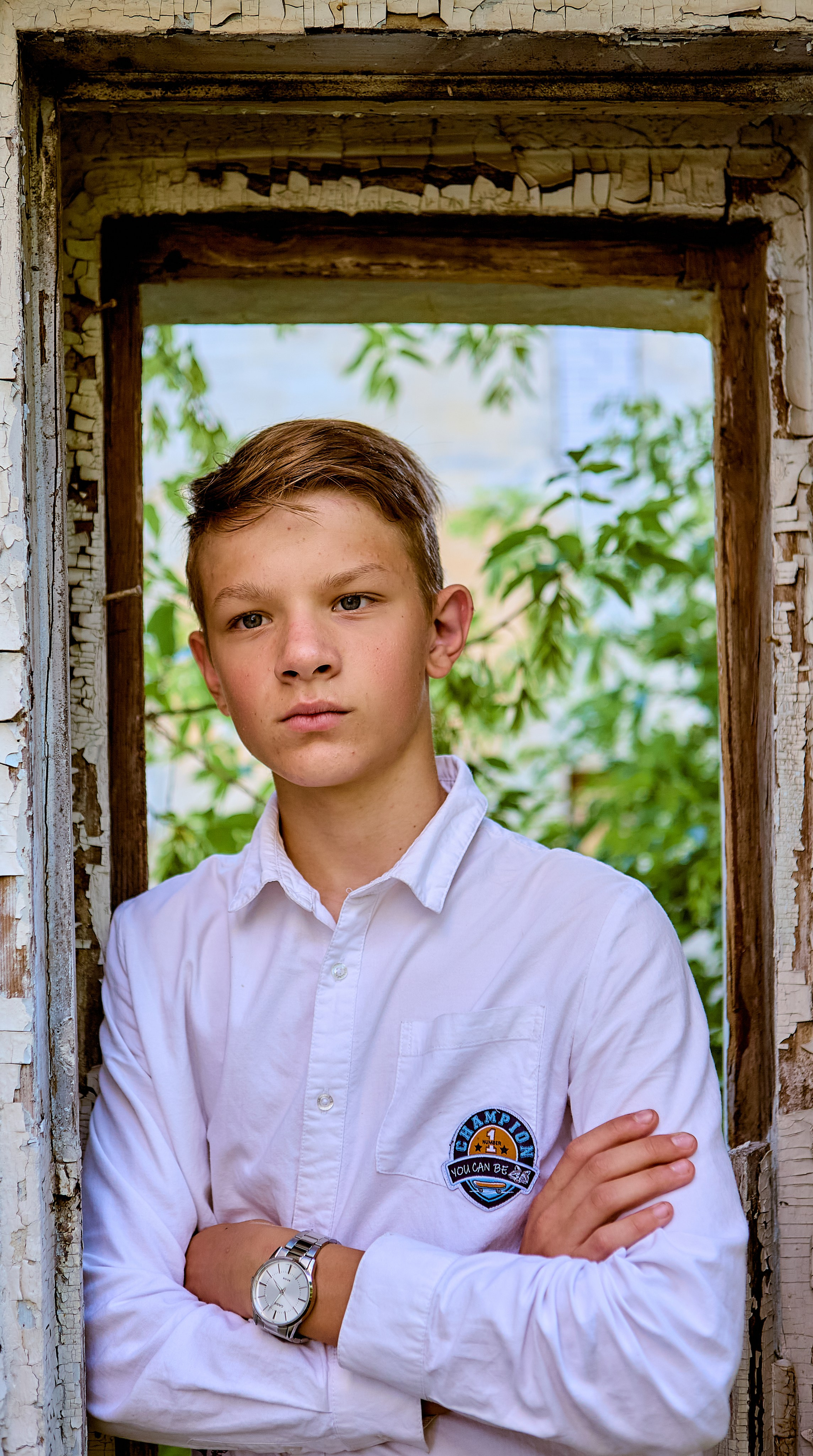 Портрет в деловом стиле для молодежи в заброшенном здании