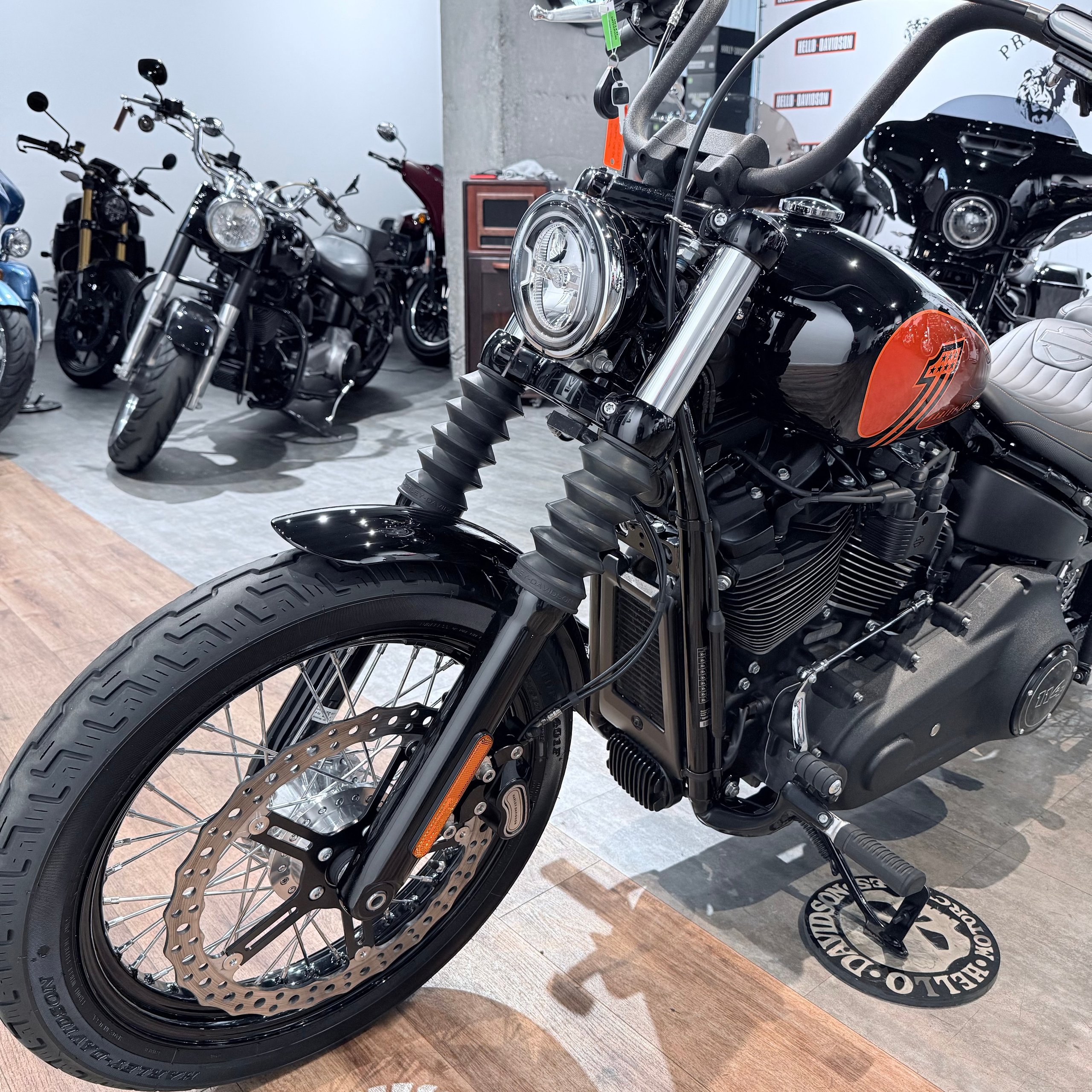 2021 Street Воb Вlack Ваjа Orаngе. Hello Davidson, Москва. Только хорошие мотоциклы…