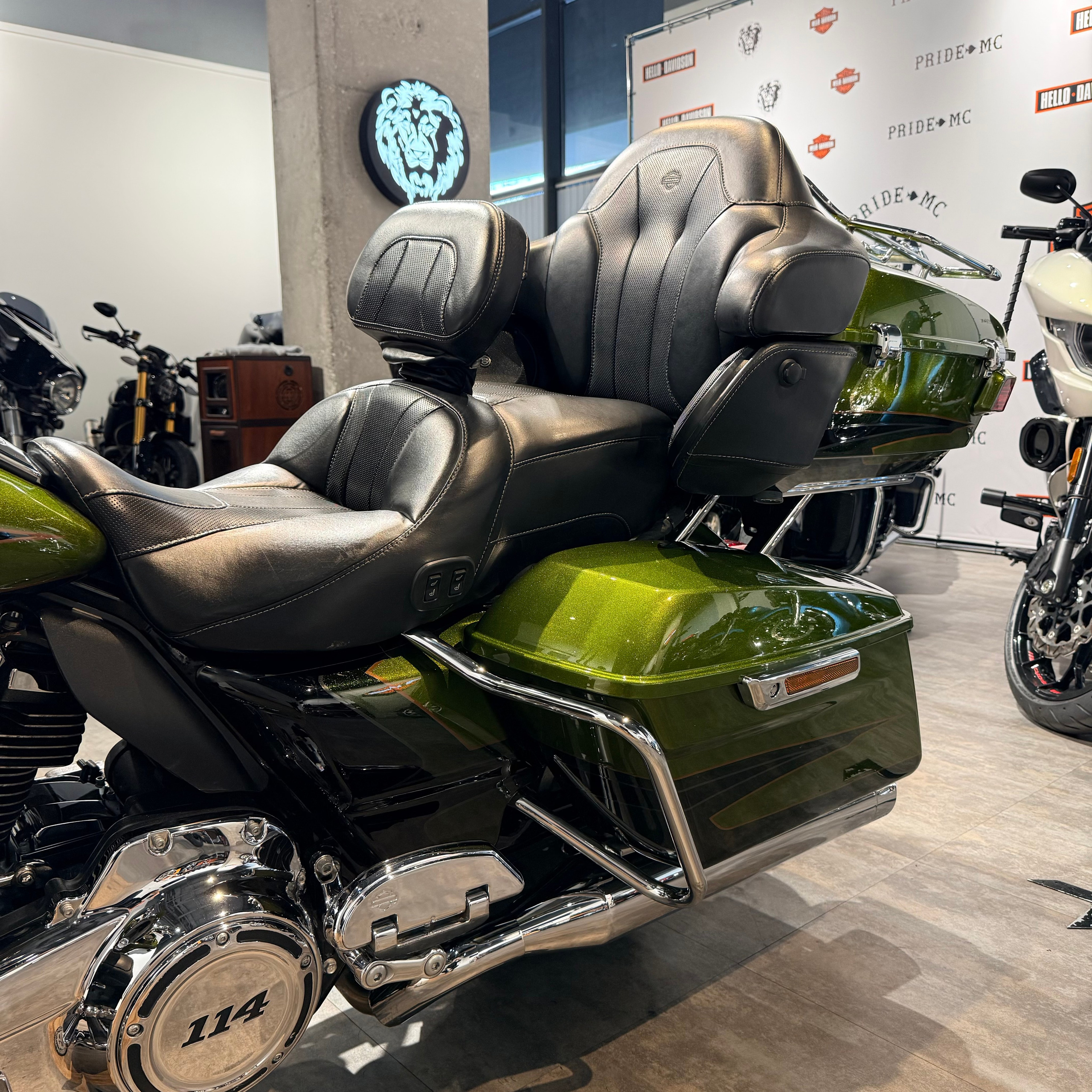 2017 CVO Electra Glide Spiked Olive Serpentine Green. Hello Davidson, Москва. Только хорошие мотоциклы…