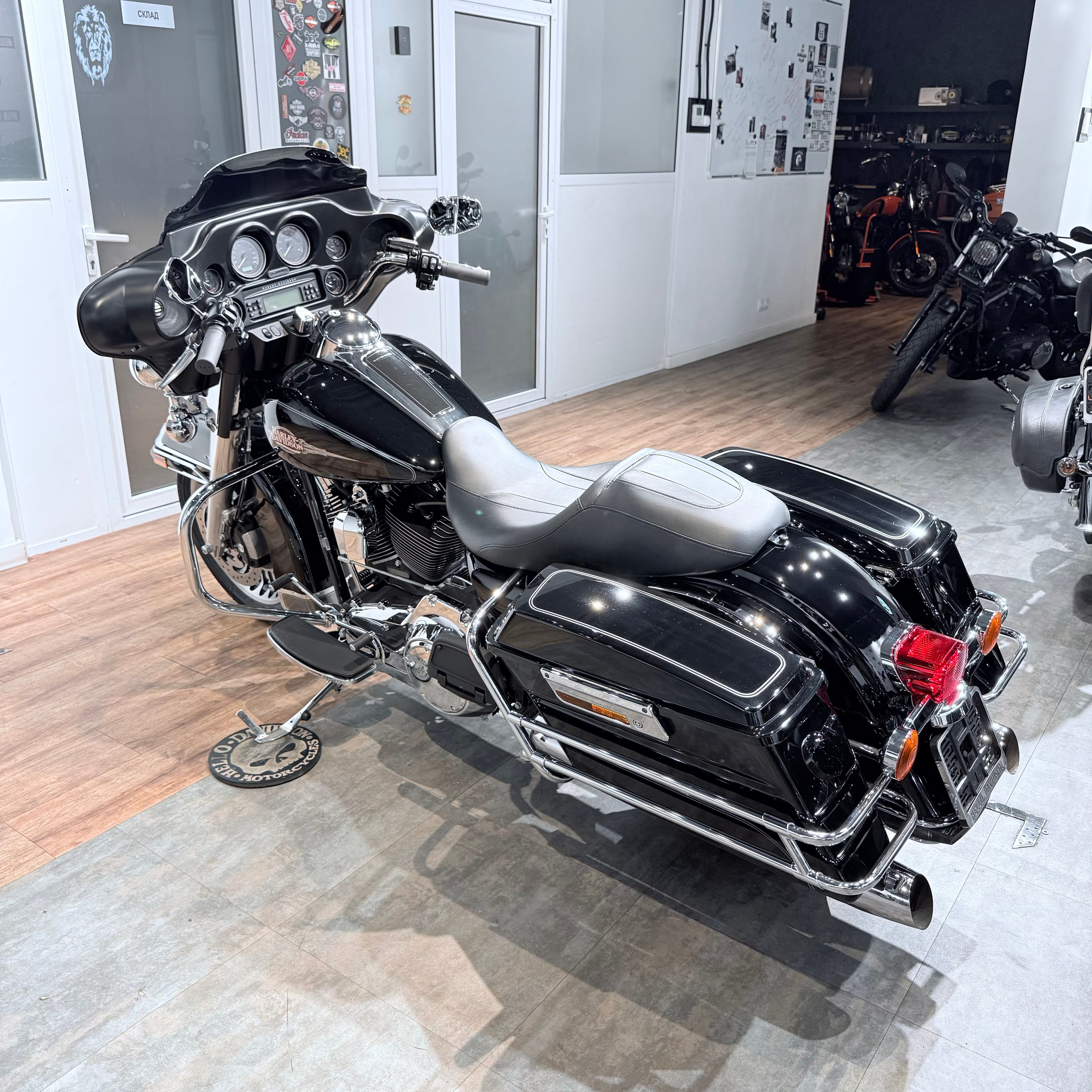 2010 Street Glide АВS Vivid Вlаck. Hello Davidson, Москва. Только хорошие мотоциклы…