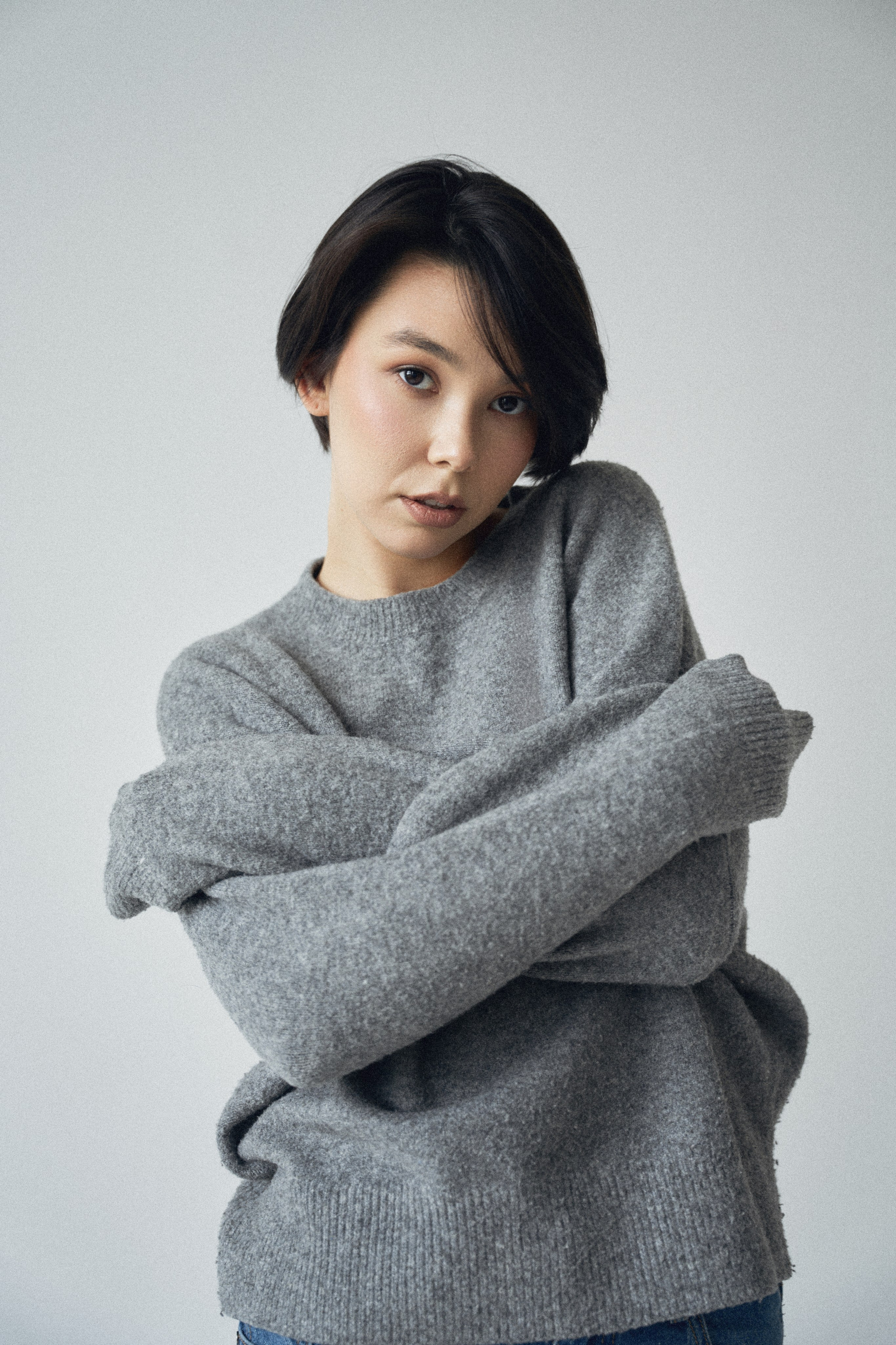 простой и естественный женский портрет в студии в свитере