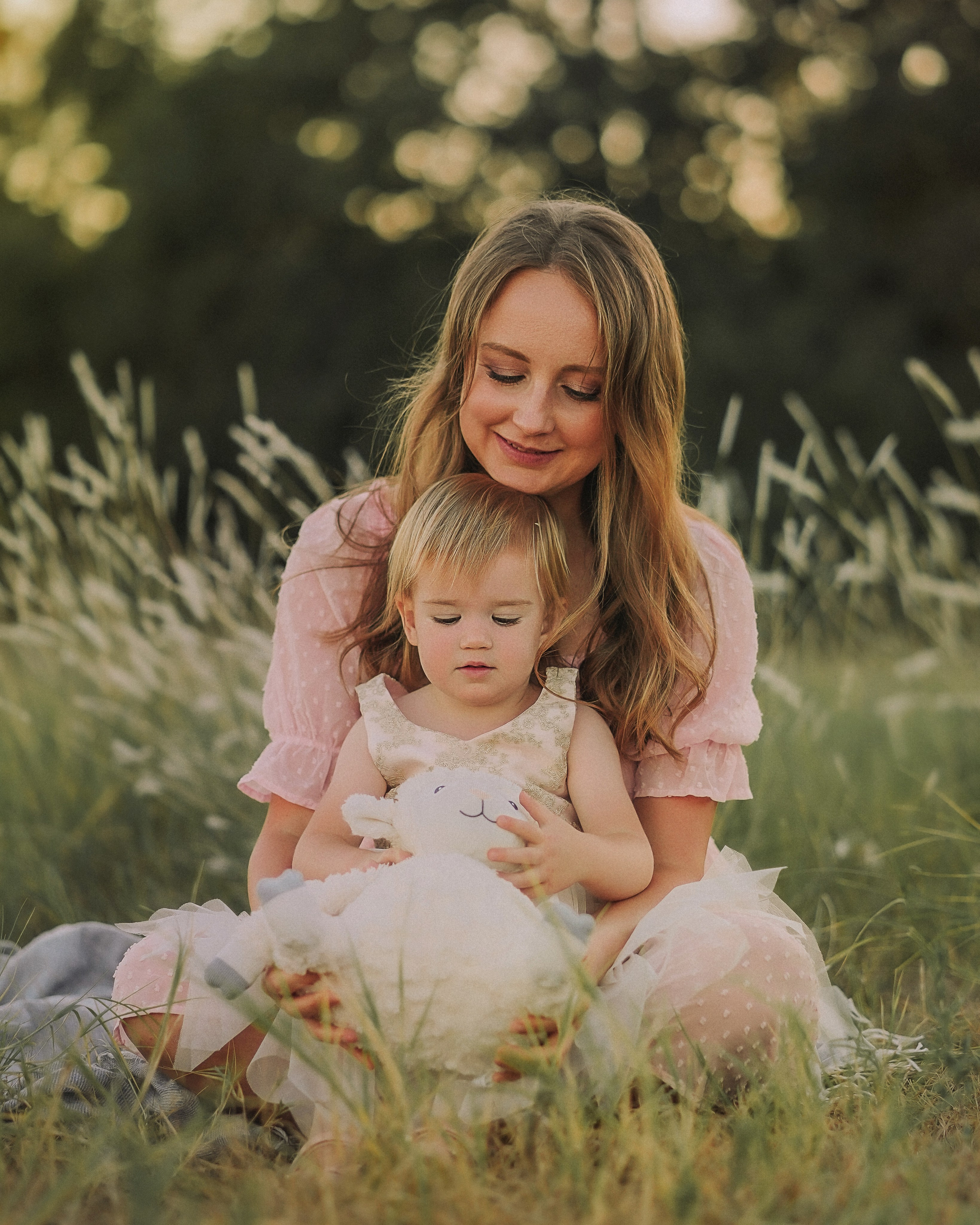 Family snuggles & smiles — cozy family photos