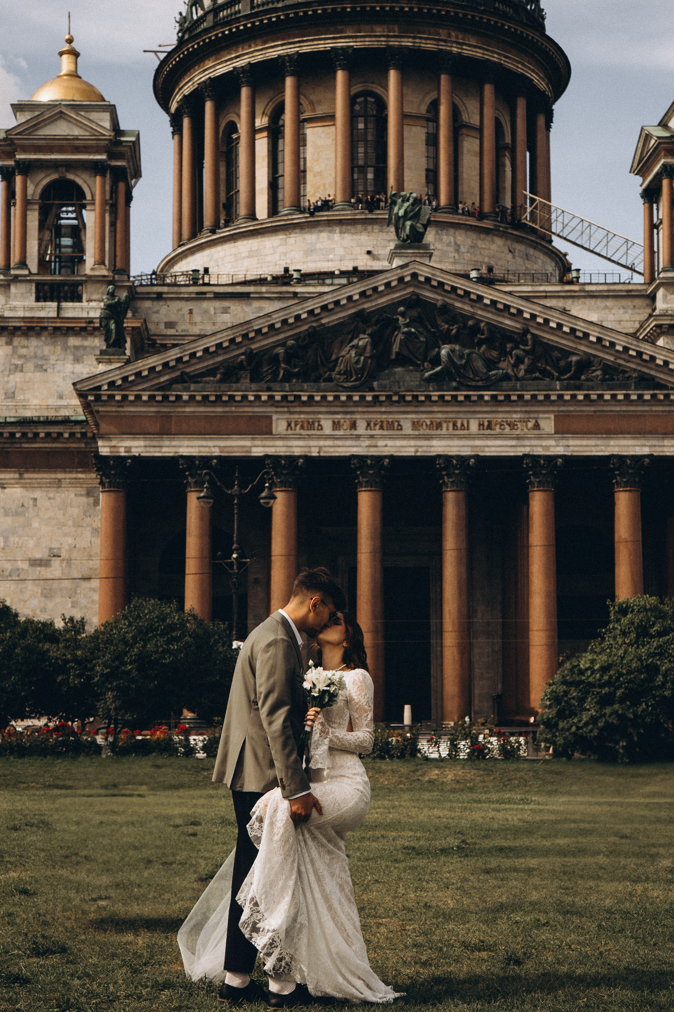 СВАДЕБНАЯ ПРОГУЛКА ВОЗЕ ИСАИКЕВСКОГО СОБОРА АСТОРИИ И ЗАКОНОДАЛЕТНОГО СОБРАНИЯ. Профессиональный фотограф, Санкт-Петербург — Виктория Богомолова