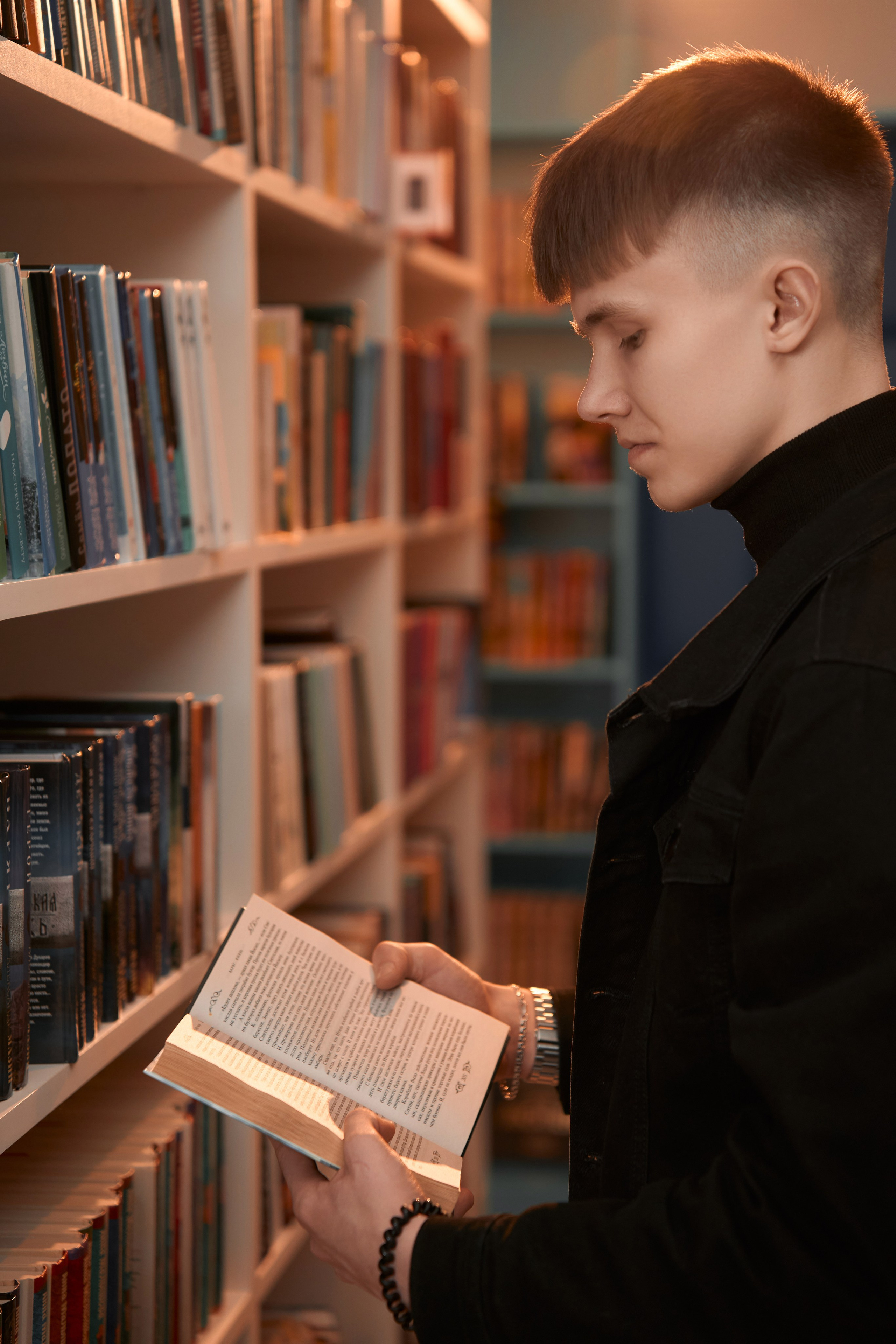 Артём в библиотеке. Фотограф и видеограф Павел Серобабов