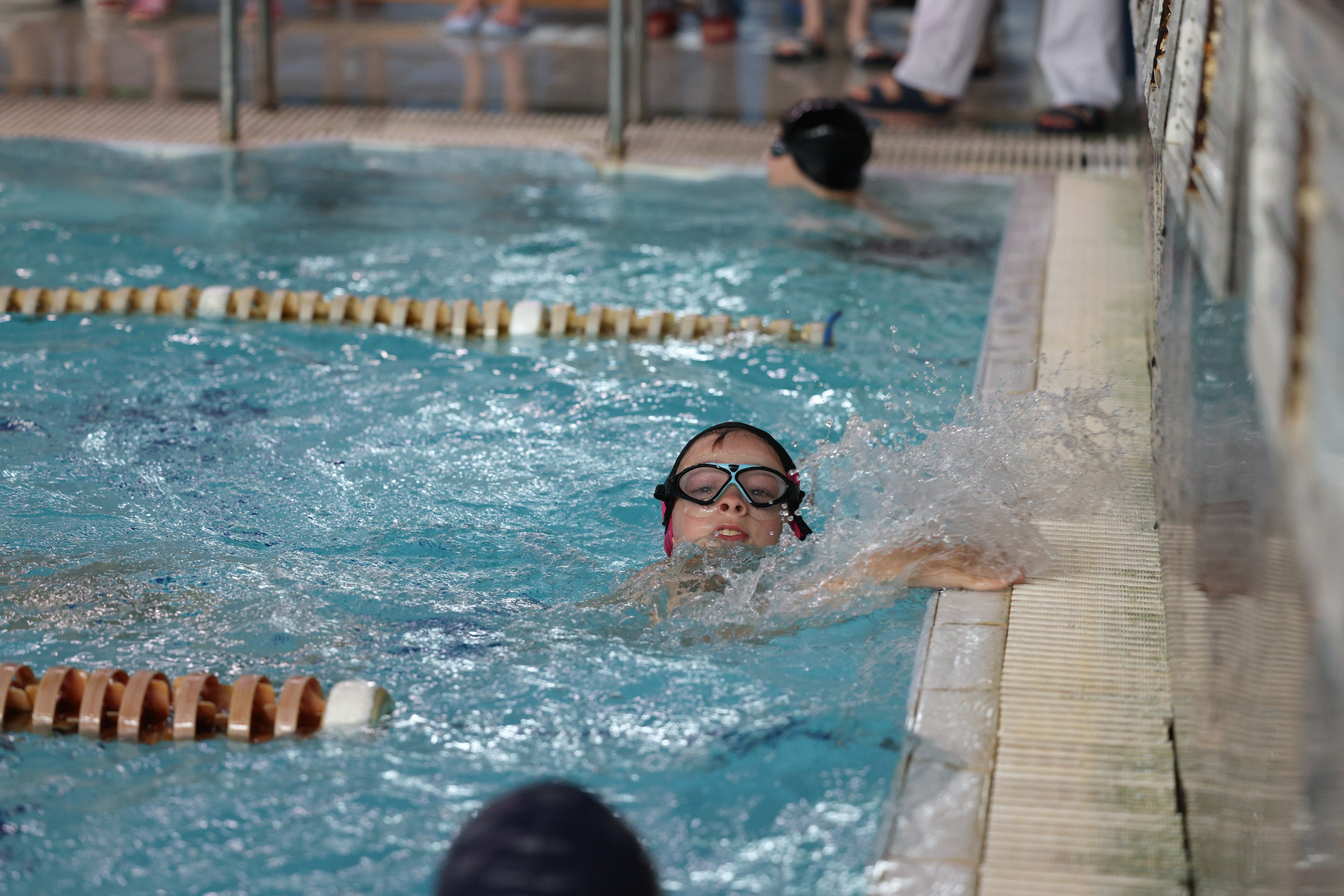 Веселый дельфин. Плавание. Дети 8-9 лет. Фотограф Александр Заломаев