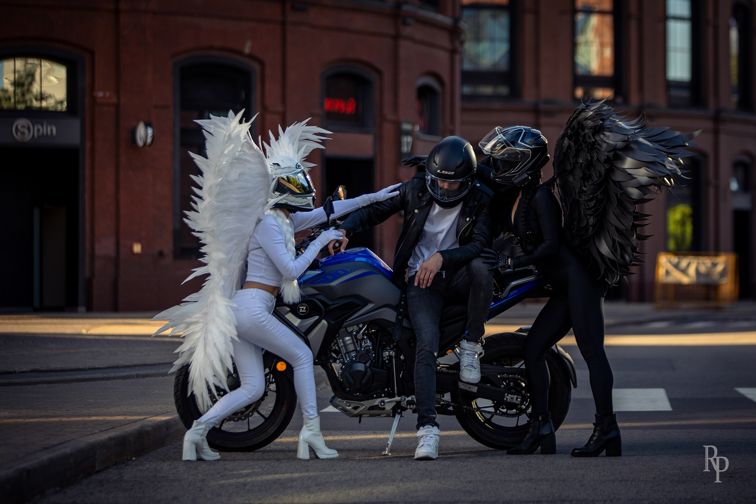 «Angel and demon». Rusty Photographer