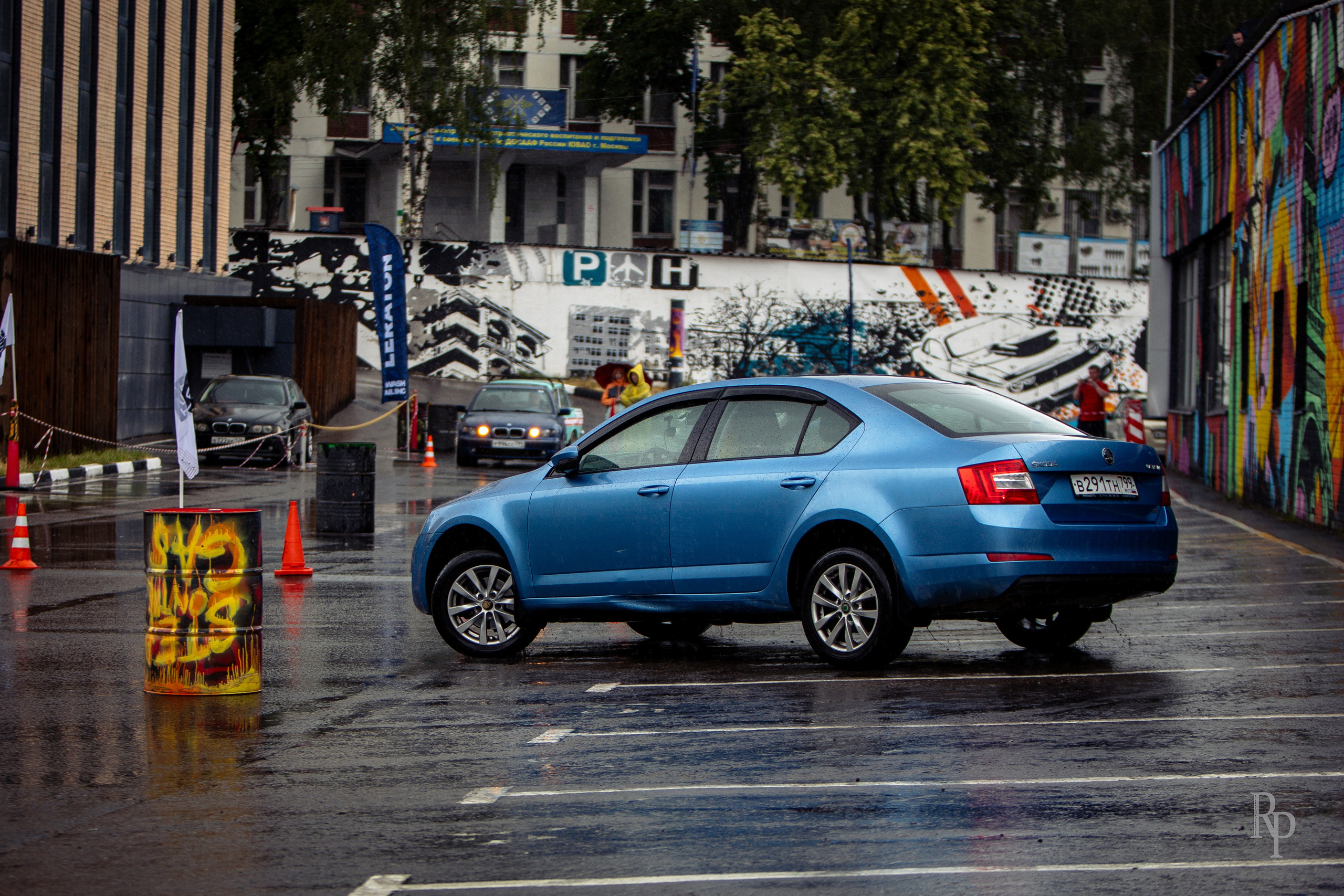 SHOWDOWN. Rusty Photographer