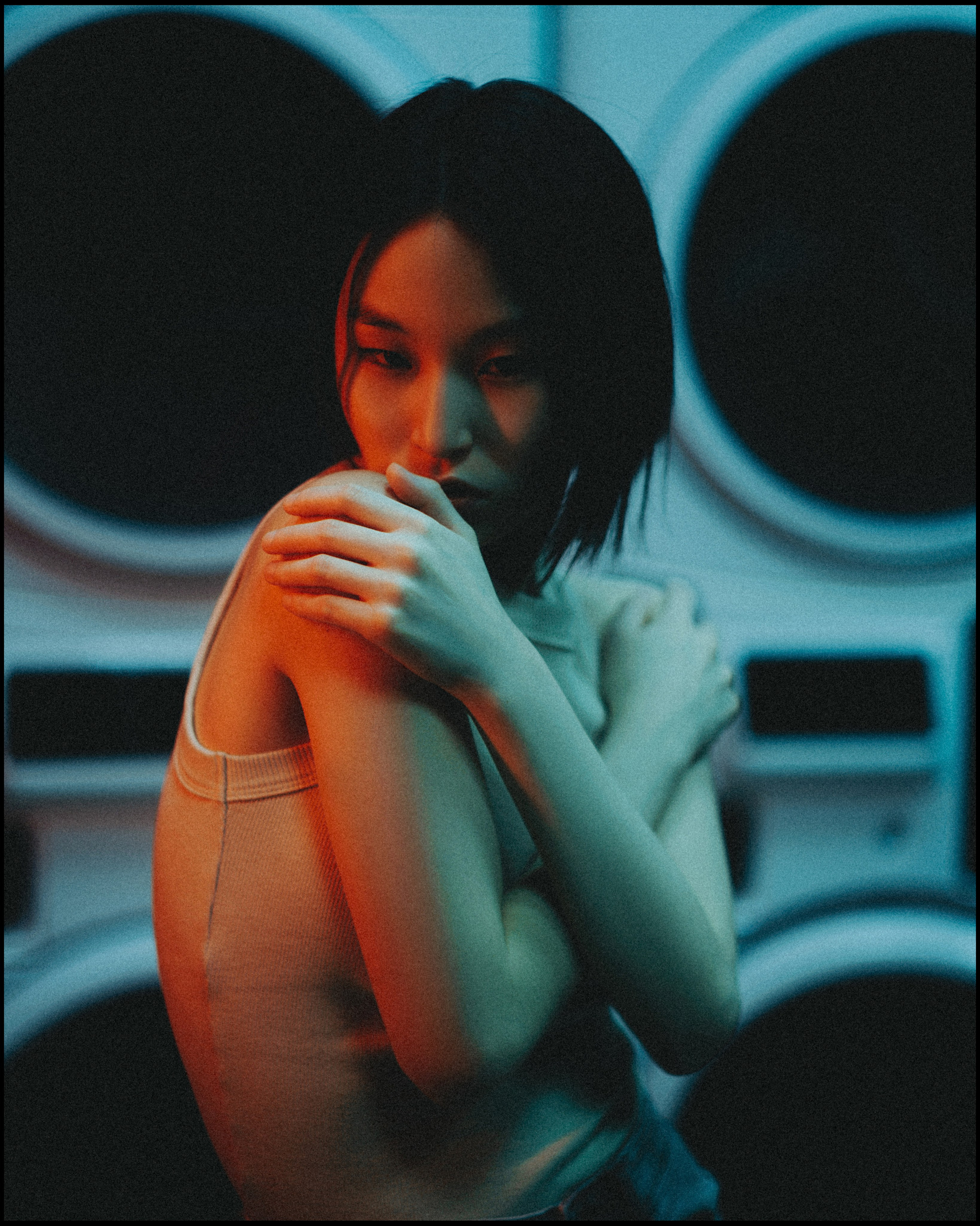 Киношная фотосессия в необычной локации с цветным светом