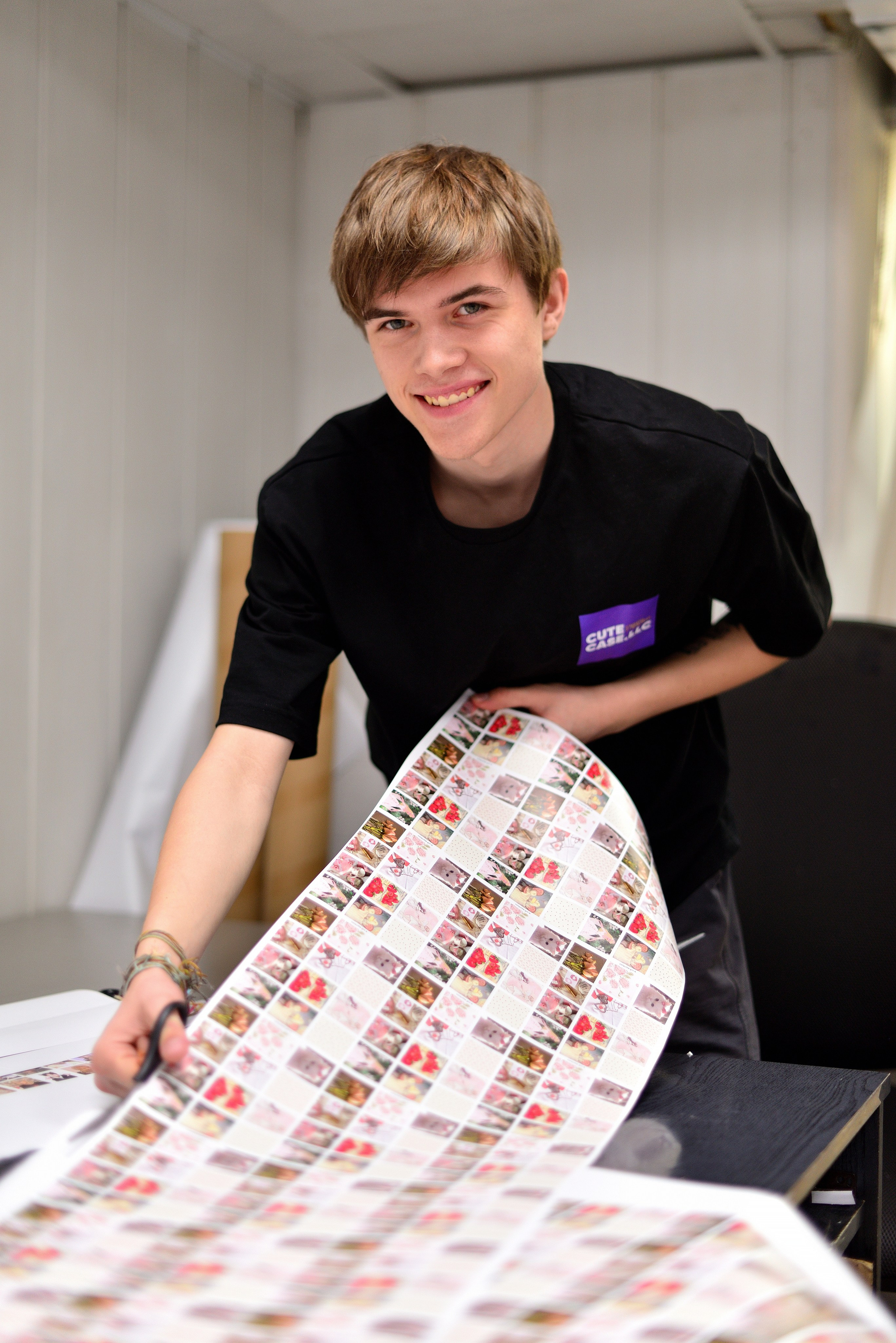 Производство 3D стикеров. Фотограф Сергей Сергеев