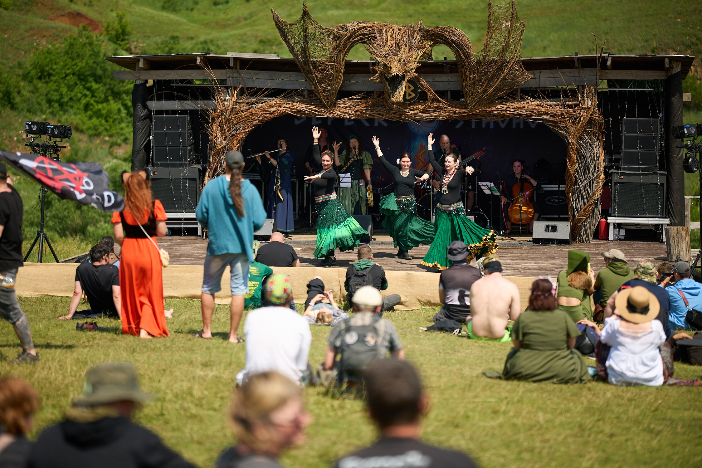 Слева Астина лисичка-сестричка.