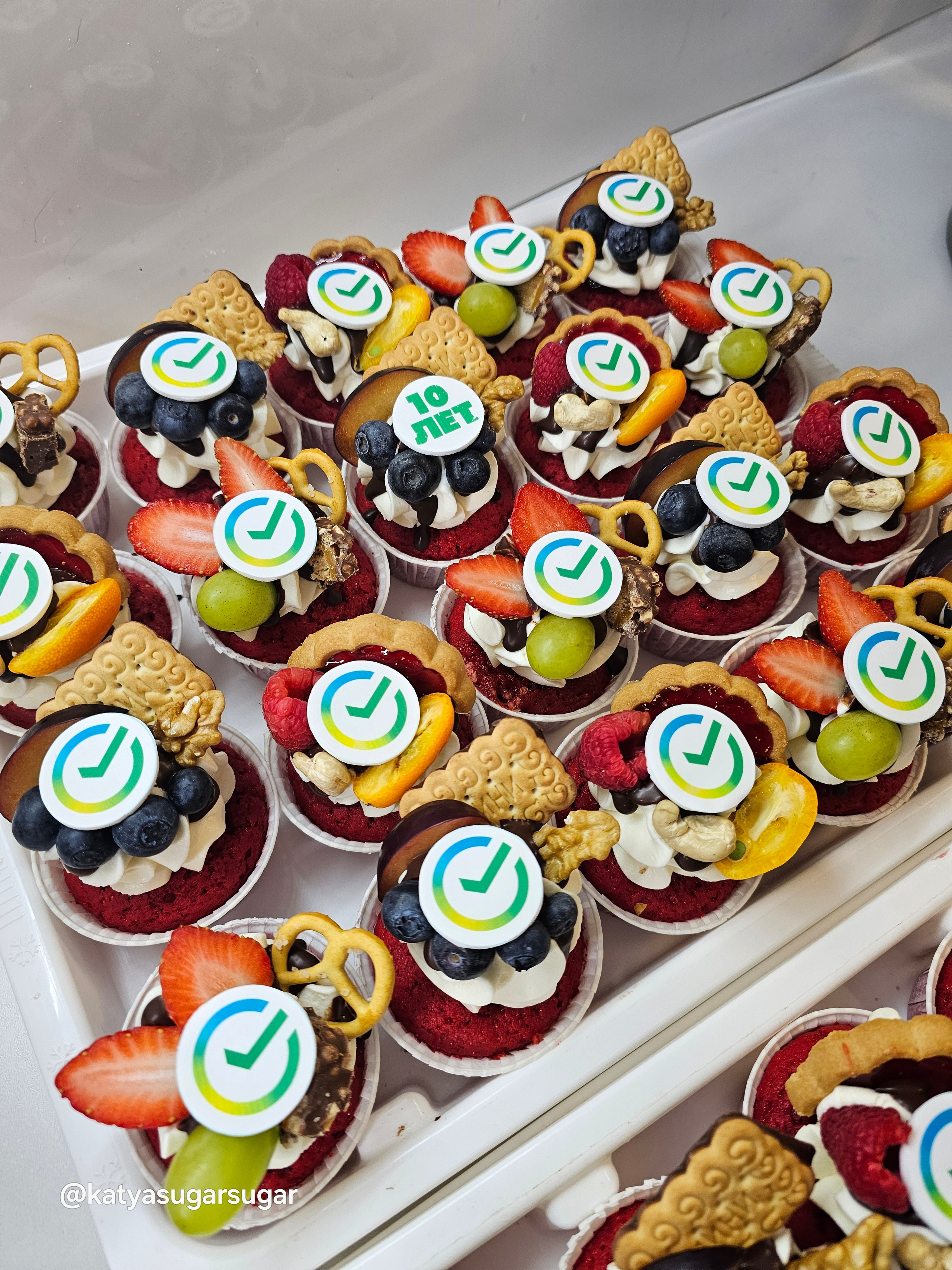 Капкейки фуршетные с логотипом. Katyasugarsugar капкейки, зефир, торты Москва