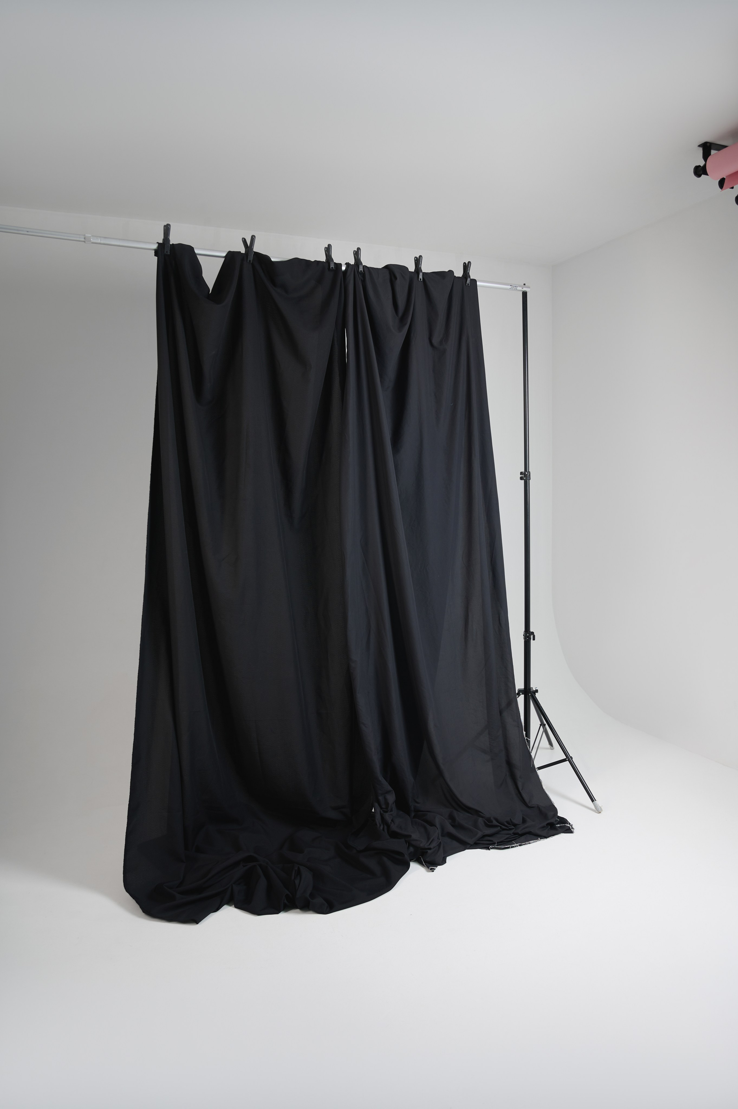 Тканевый фон черный 3*3 м,  Установка фона на стойках - 300 руб