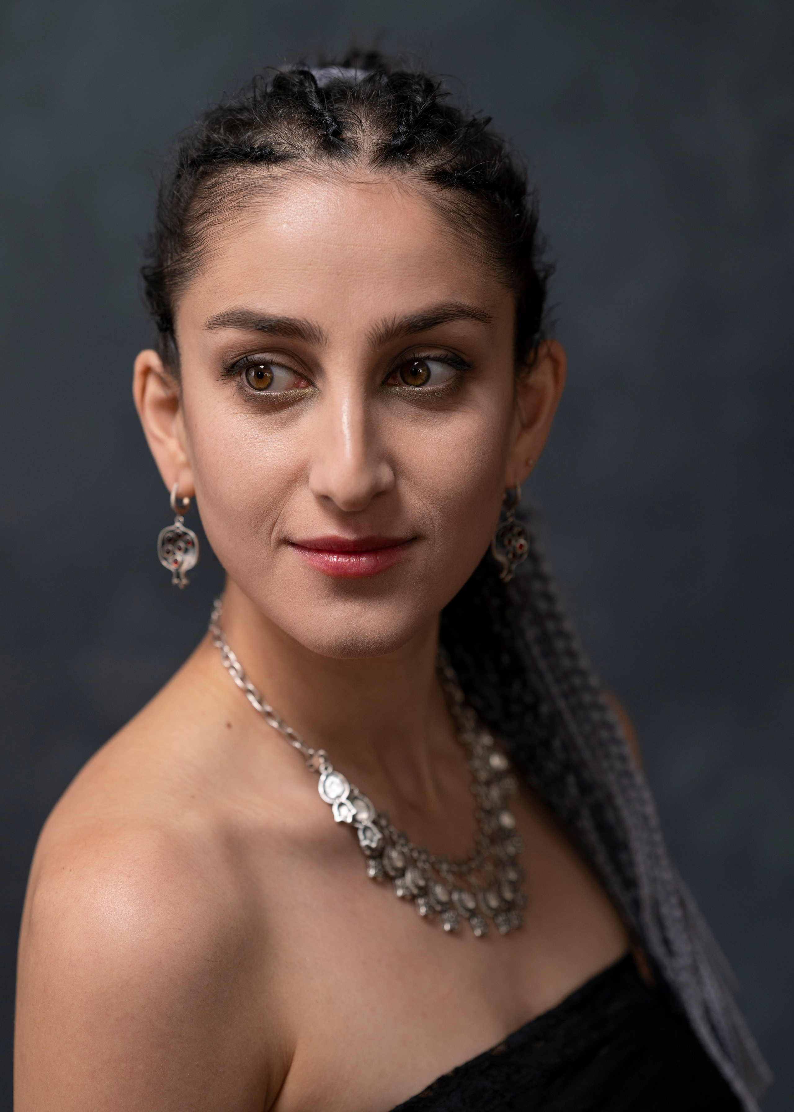 Студийная съёмка в красной ткани в римском стиле