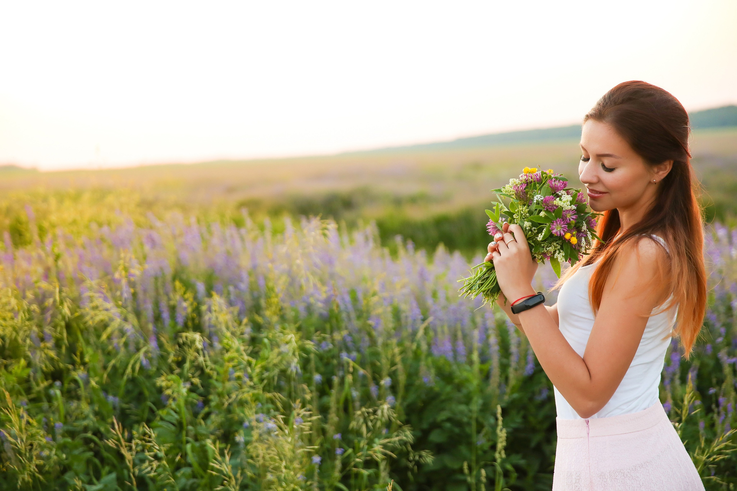 Аня в поле. Фотограф в Москве Петр Смагин. Фотографирую людей, события и предметы