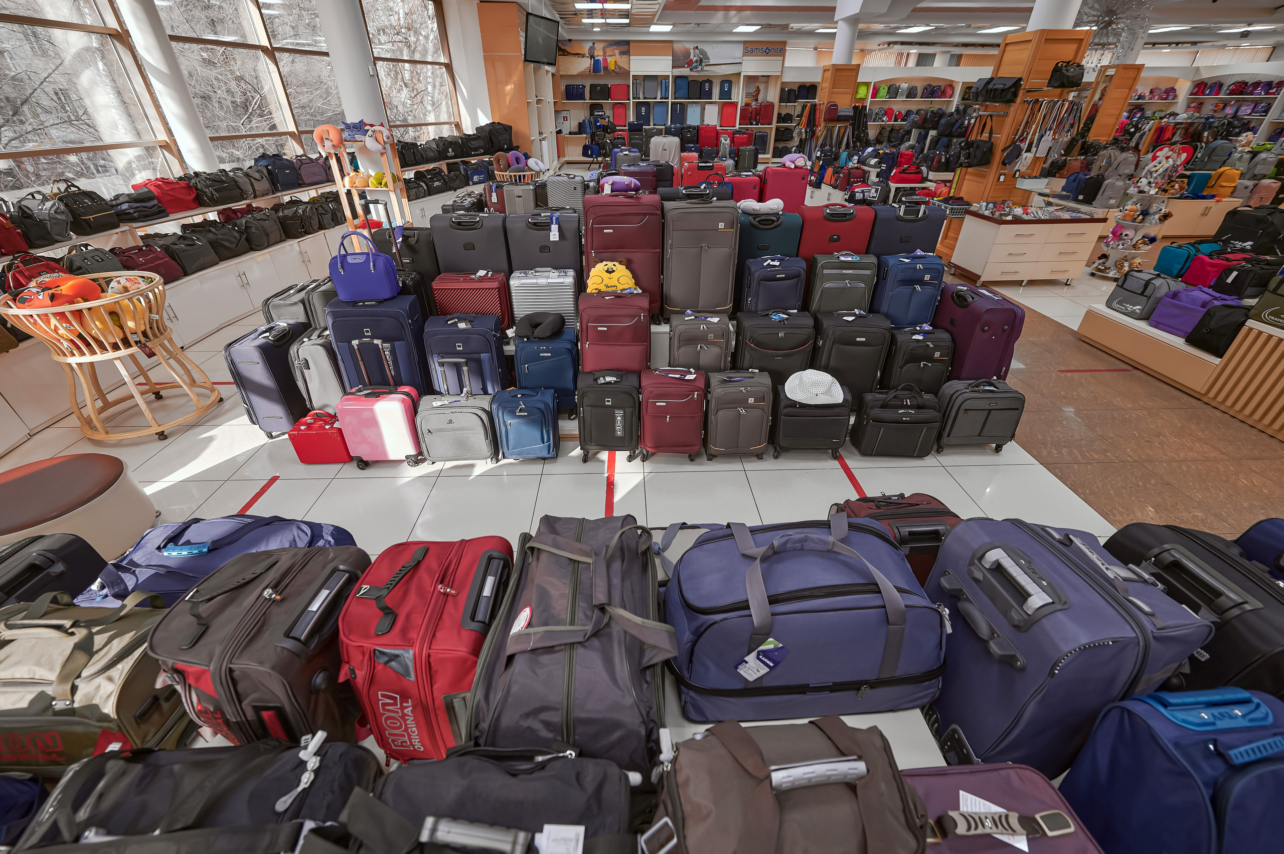 Портфолио по интерьерной и экстерьерной фотосъёмки: Мир Сумок — Правый берег. Фотограф Яковлев Роман — Красноярск