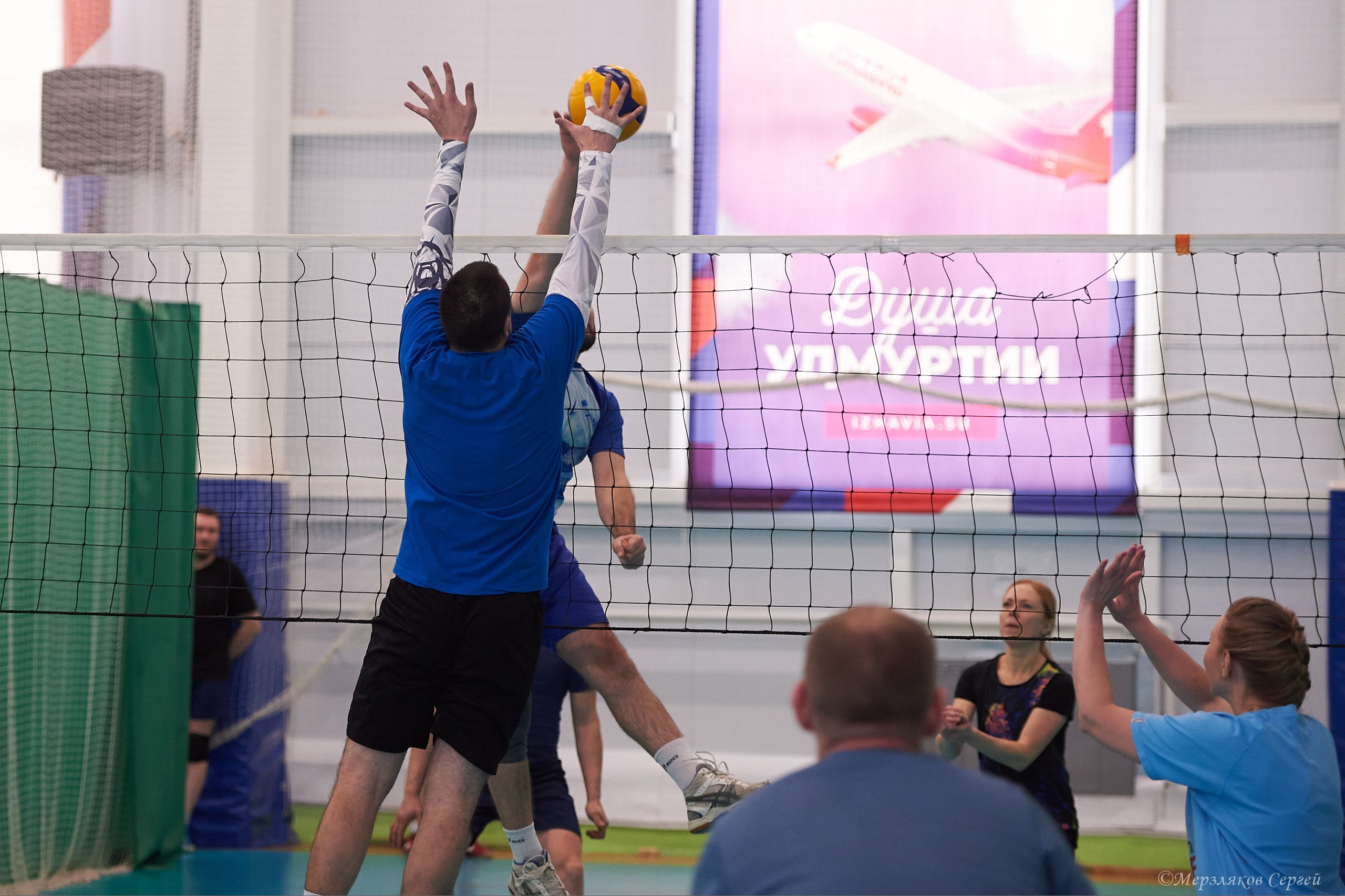 Новогодний волейбольный турнир. Ижевск. 16.12.23. Спортивный репортажный фотограф в Ижевске Сергей Мерзляков