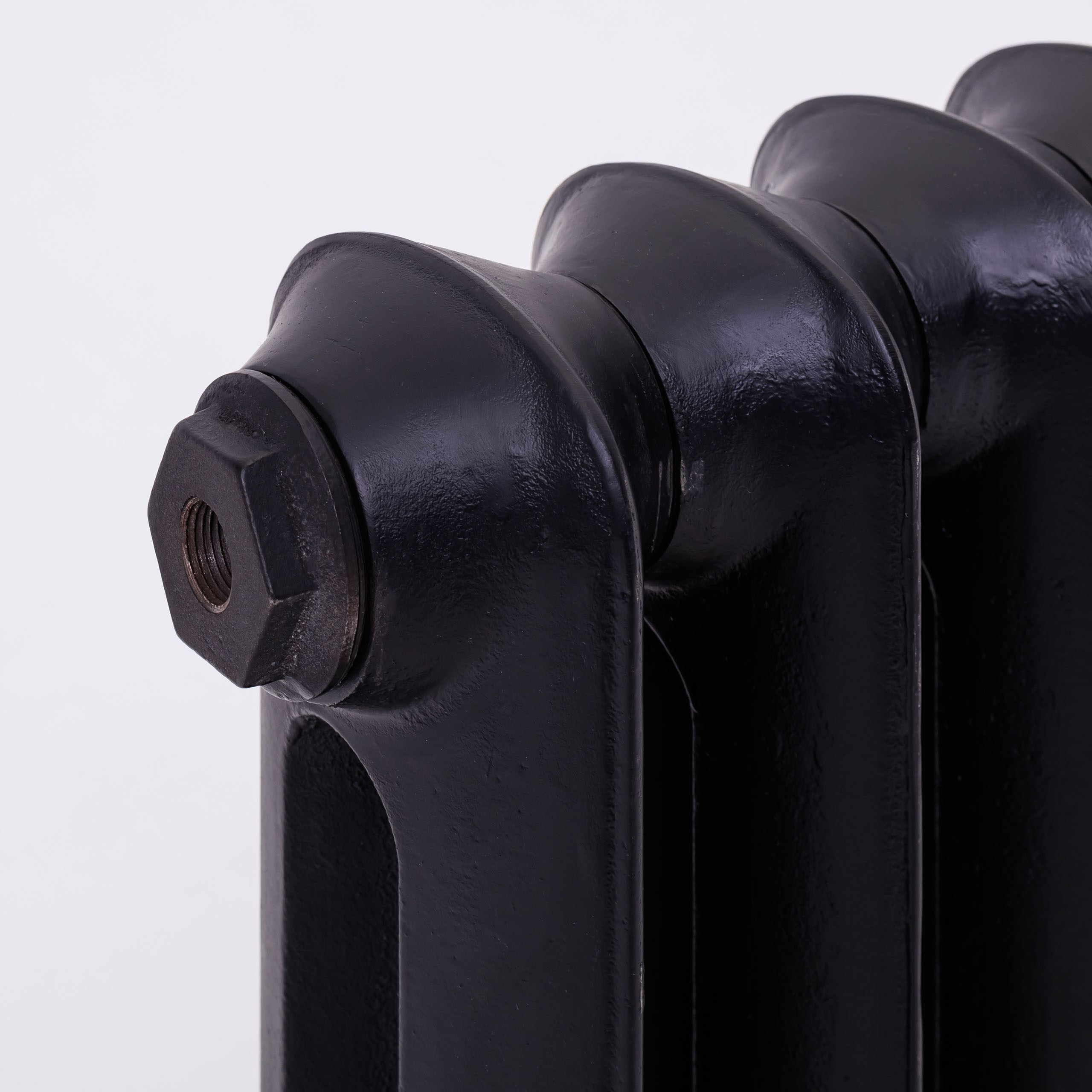 Предметные фотографии дизайнерских радиаторов отопления в стиле ретро