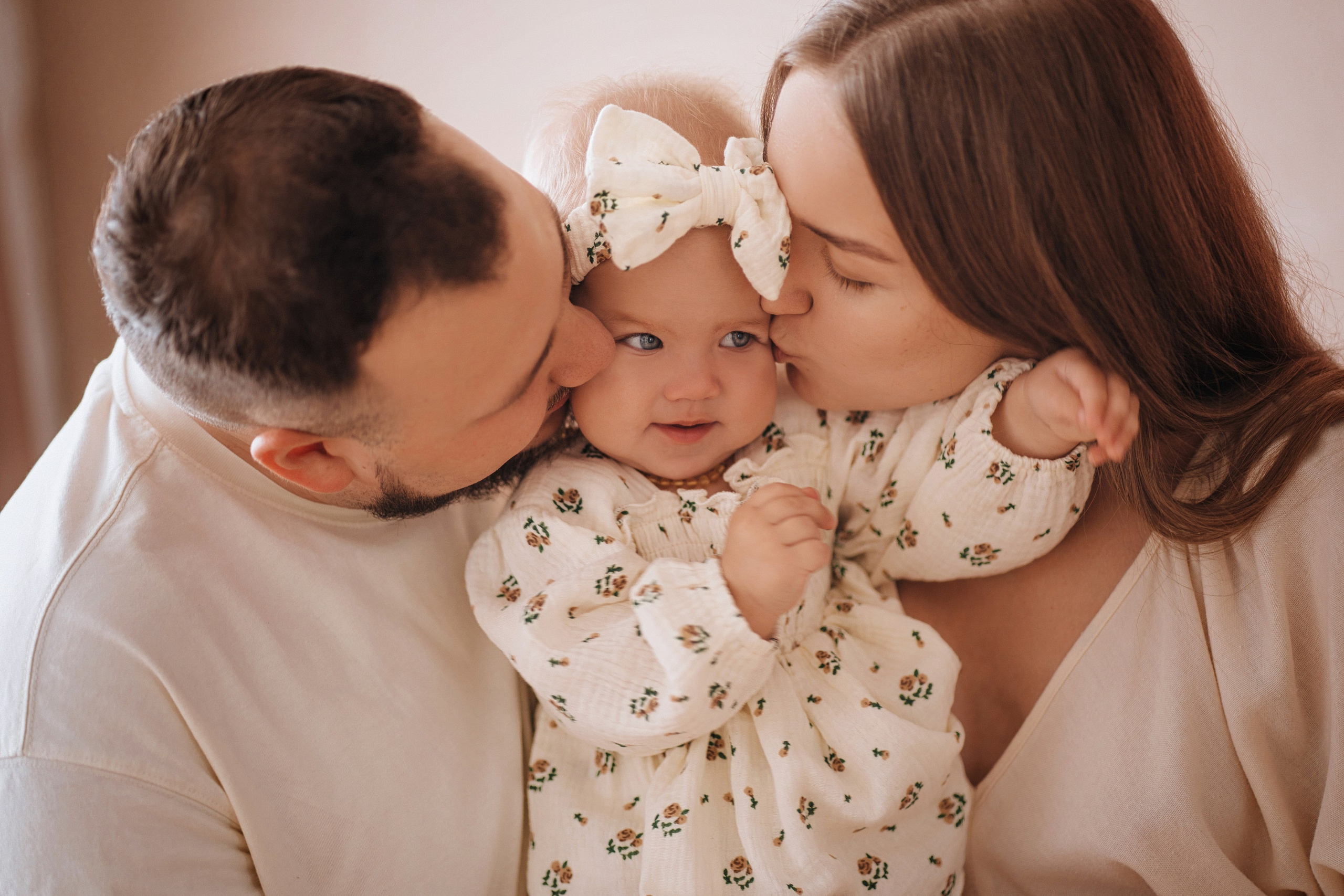 Семья, мама и папа целуют дочку, фотограф Сергей Фрейер